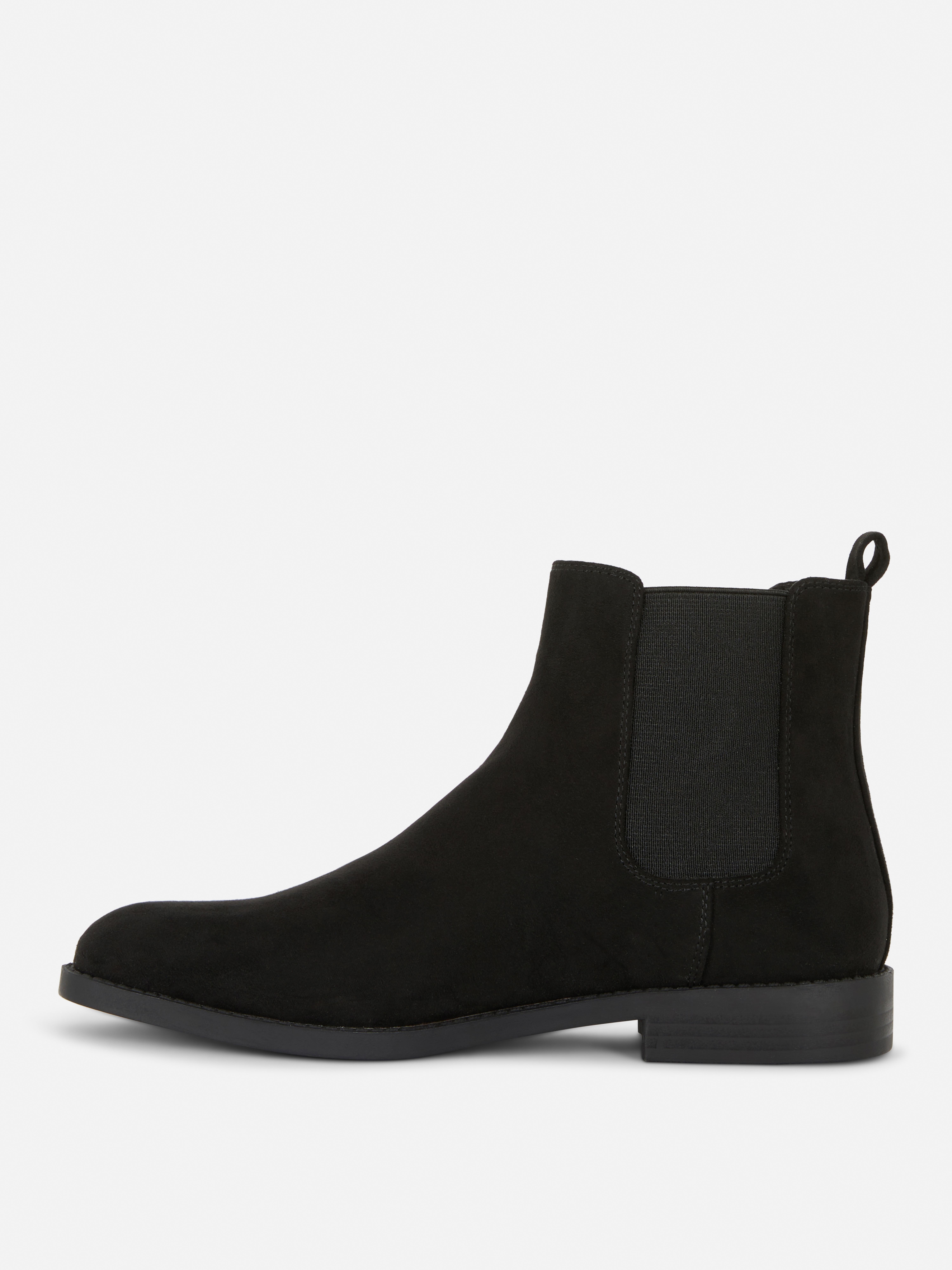 Wildleder-Ankle-Boots – Ein Paar klassische Wildleder-Ankle-Boots für Ihre Sammlung