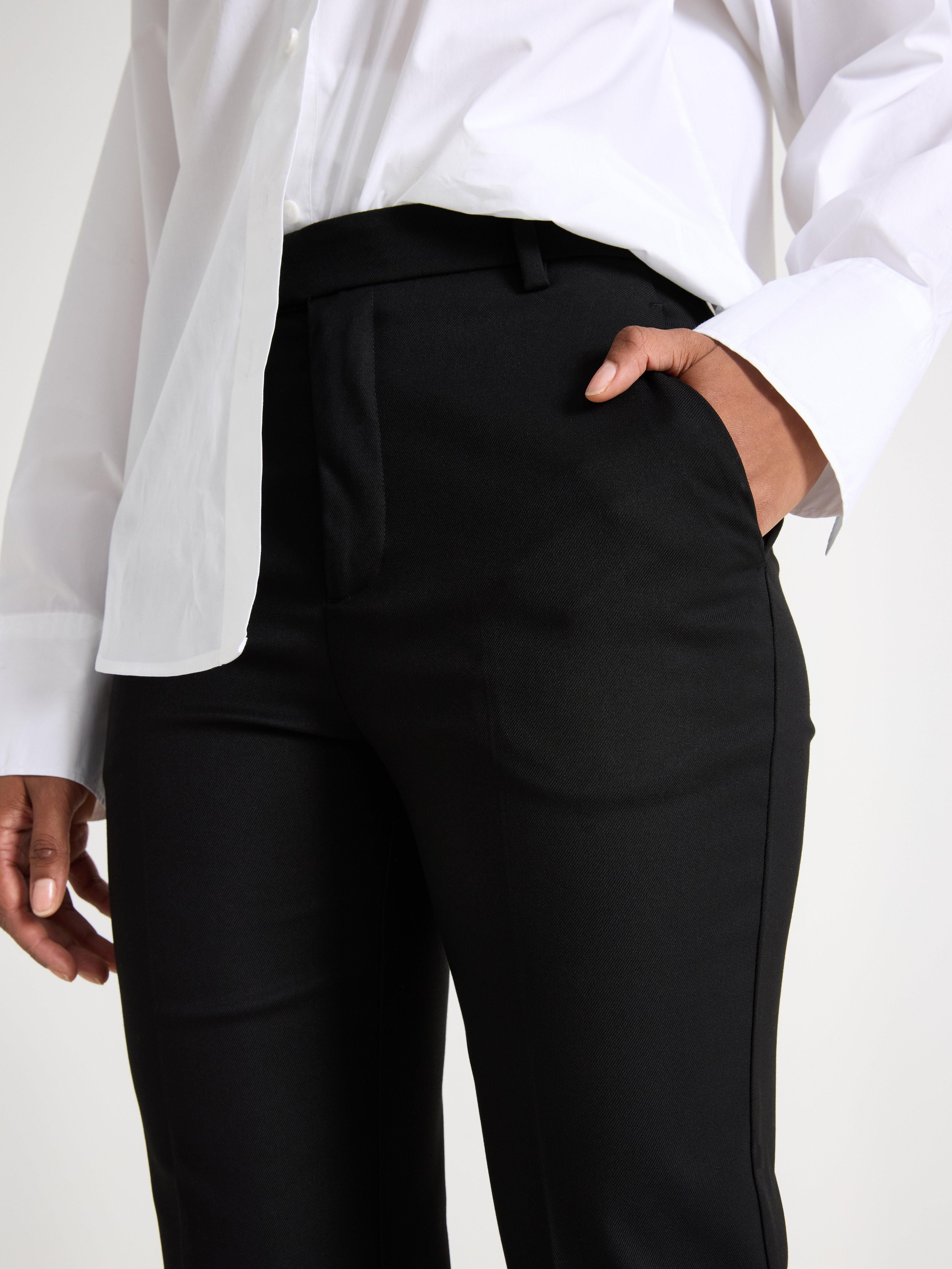 Pantalones cortos POLLY con perneras extralargas, color negro.