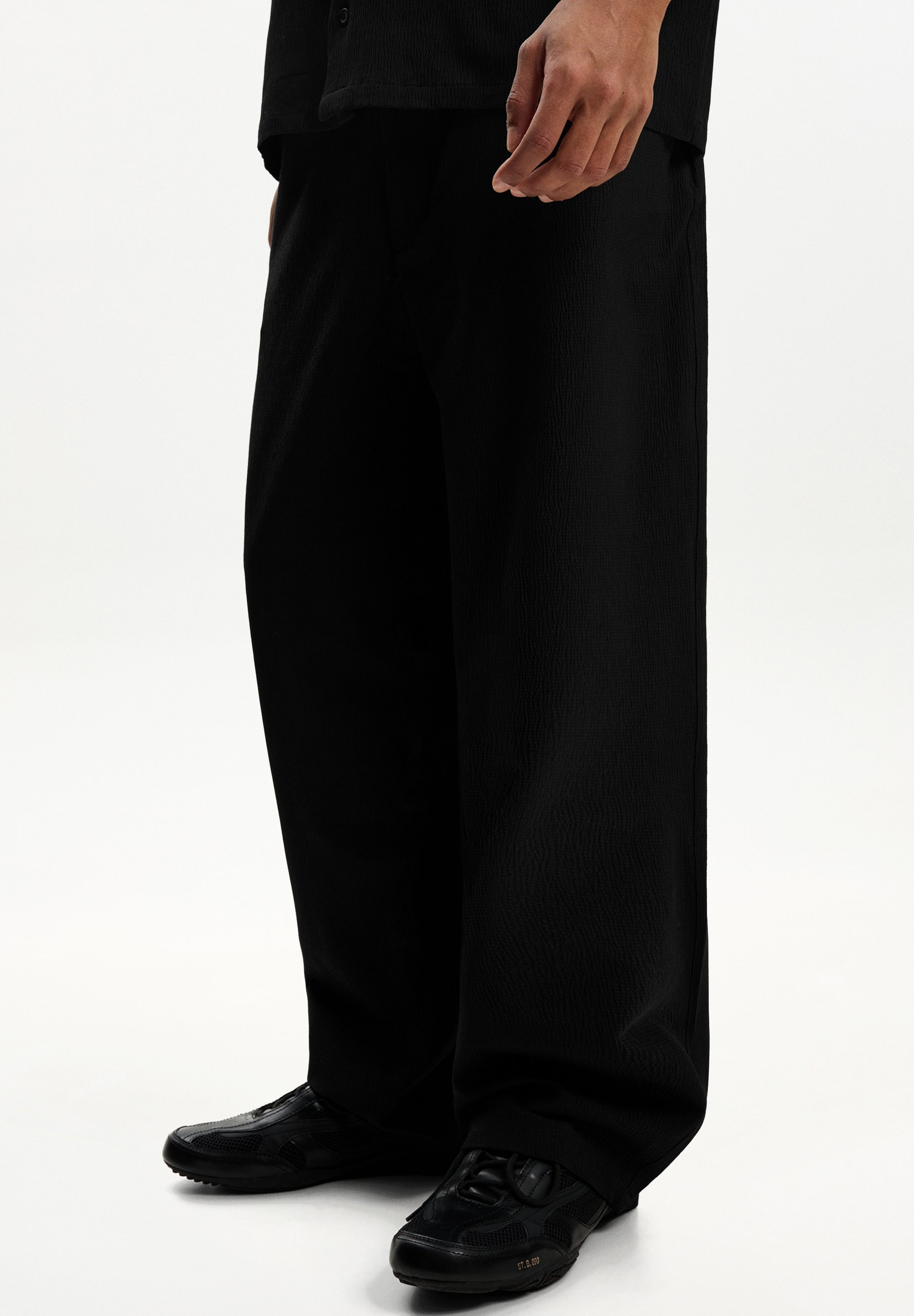 Bershka BAGGY kelnės - juodos