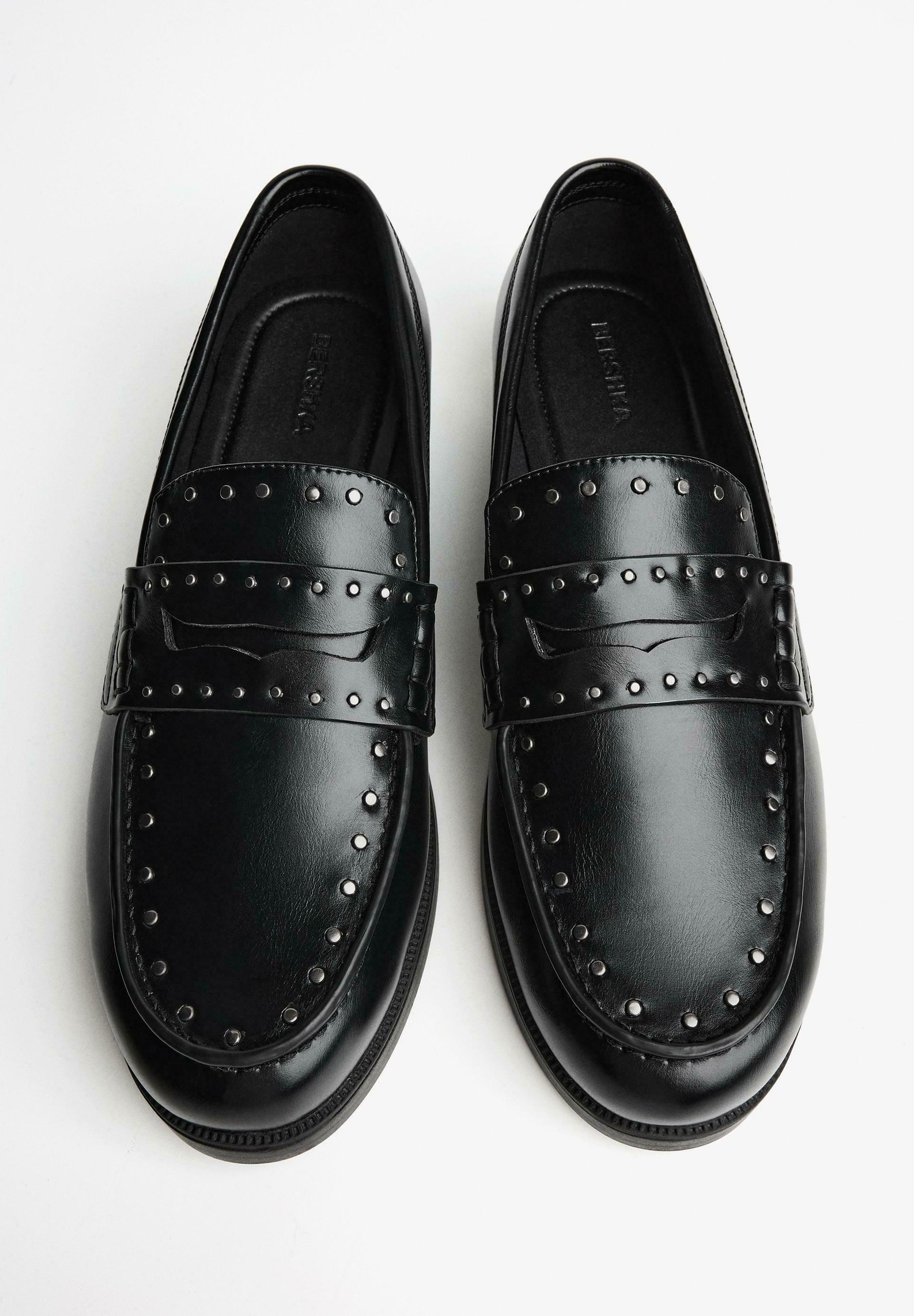 Mocassins Bershka com tachas - modelo slip-on - preto