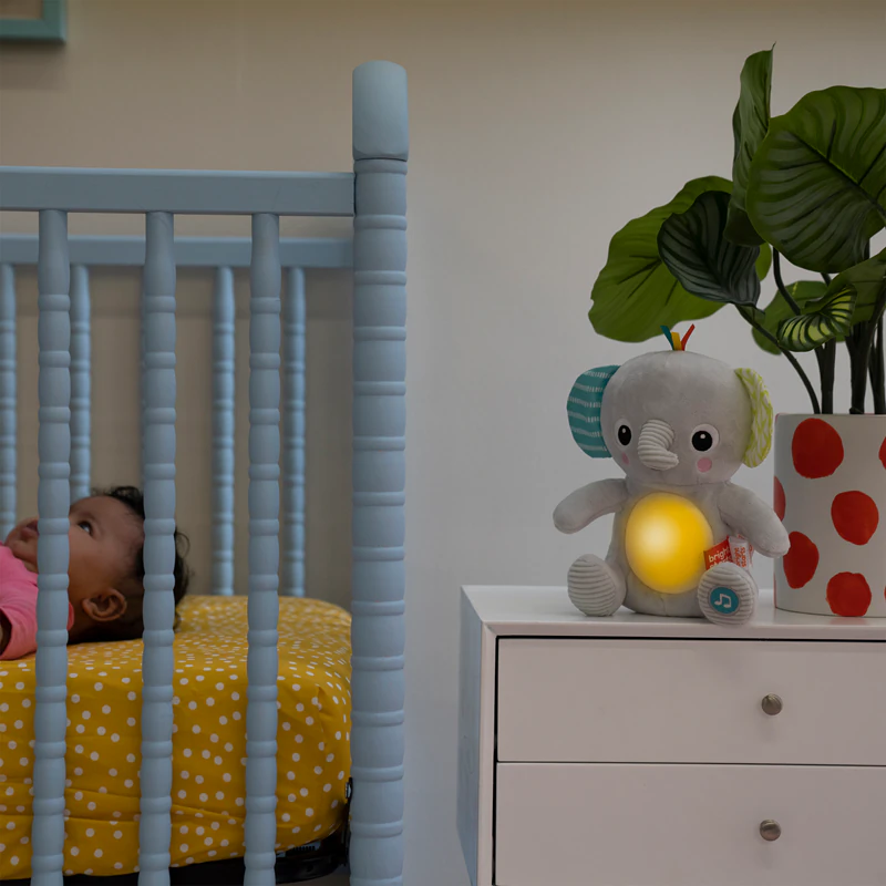 Bright Starts Hug-a-bye Baby™ pluche speelgoed met muziek
