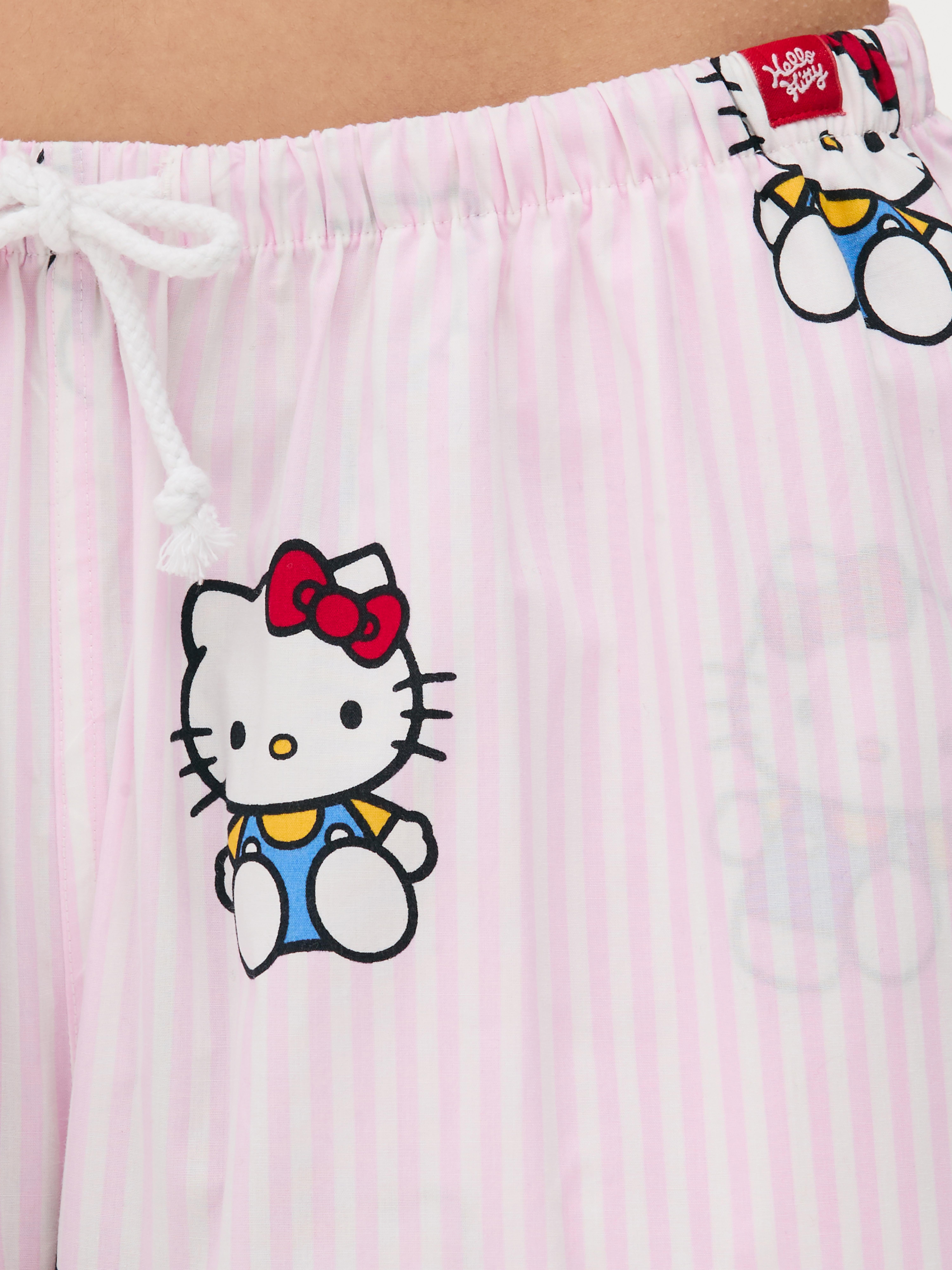 Pantaloni de pijama Hello Kitty și prietenii. Pantaloni de pijama cu șnur, buzunare laterale și personaje Hello Kitty.