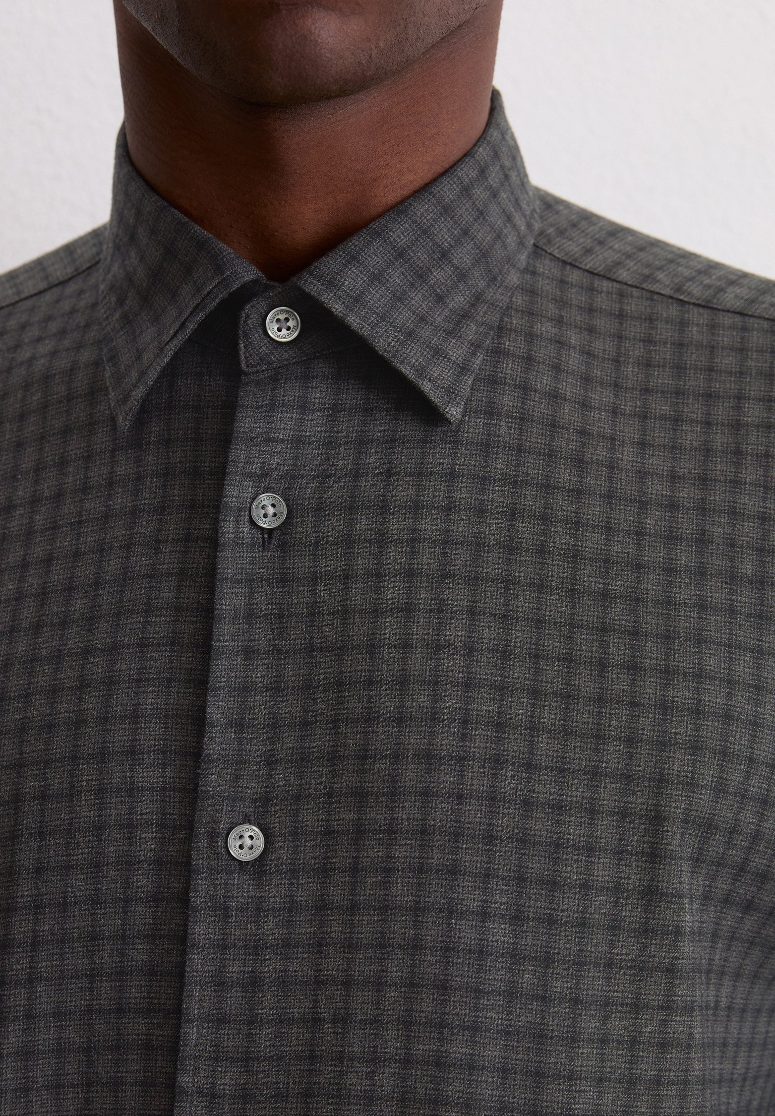 Camicia Marc O'Polo con colletto Kent, maniche lunghe, senza tasche e orlo arrotondato - multi/nero