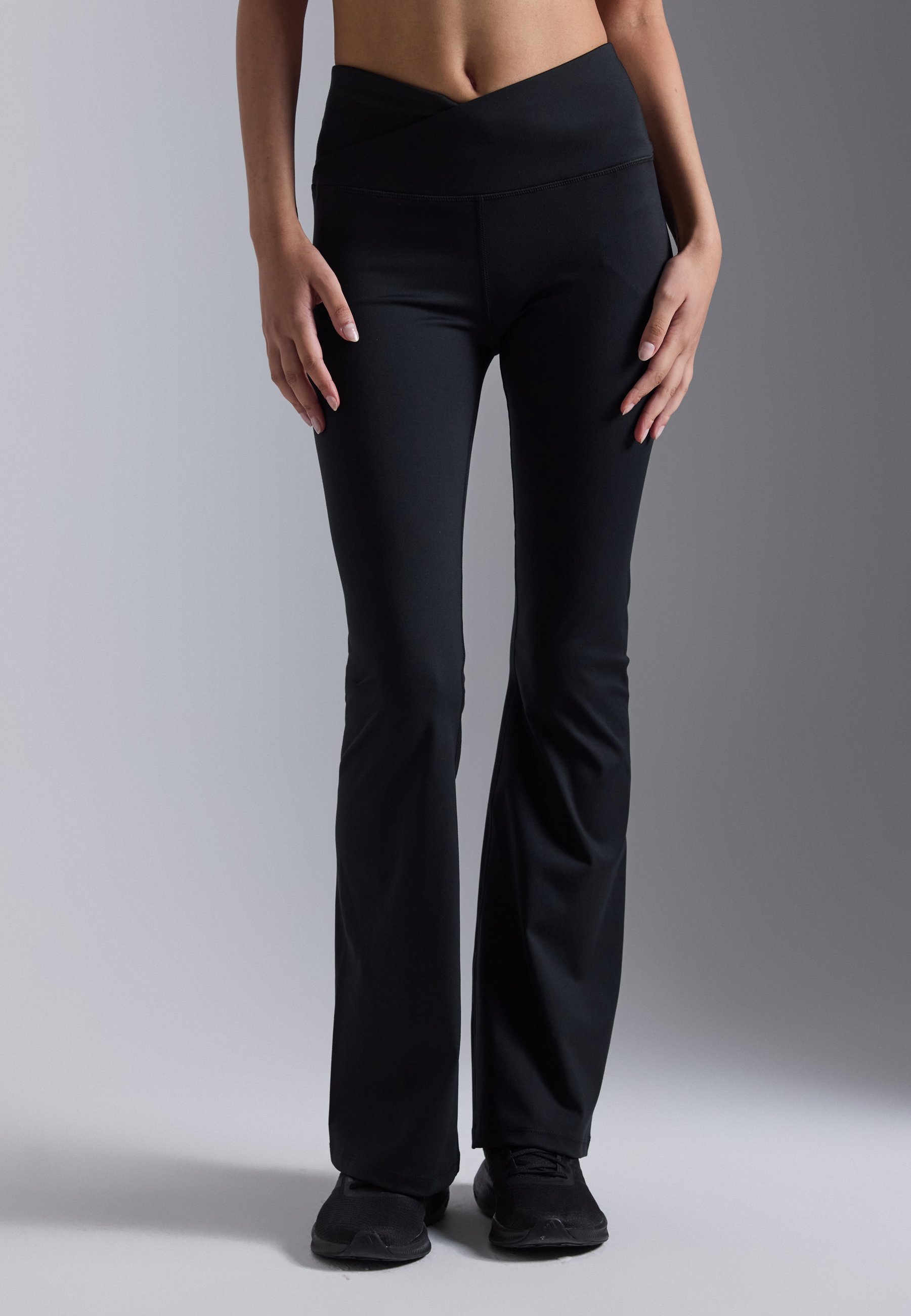 Even&Odd Active flared mid-rise legging met overlappende V-tailleband - Leggings - zwart