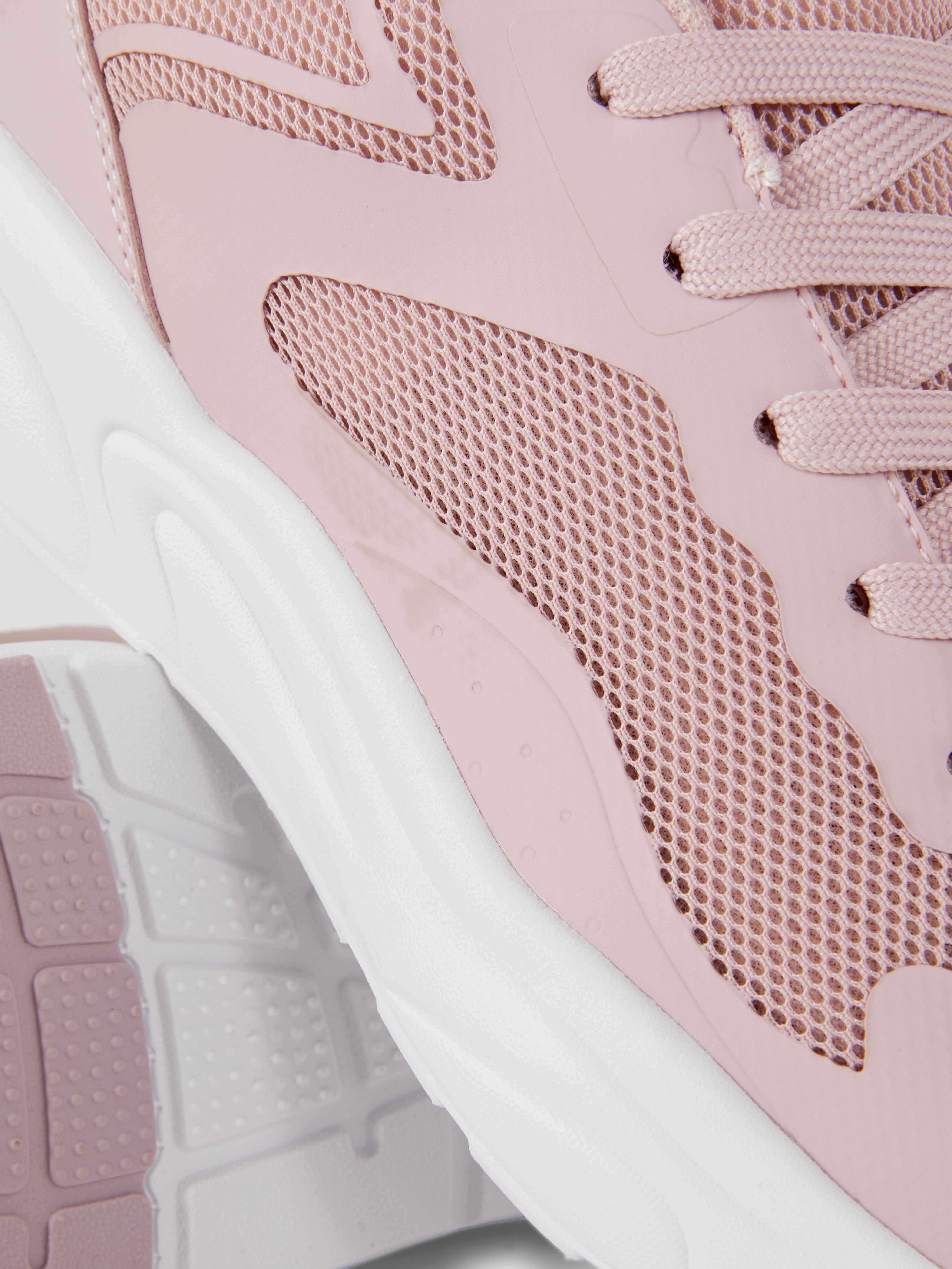 Sneaker mit Mesh-Obermaterial und dicker Sohle. Ein lässiger Schuh für jeden Tag.