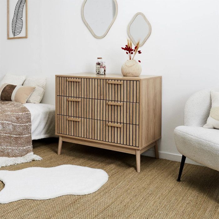 PAJAN - Cômoda com 3 gavetas, acabamento em madeira e detalhes em madeira.