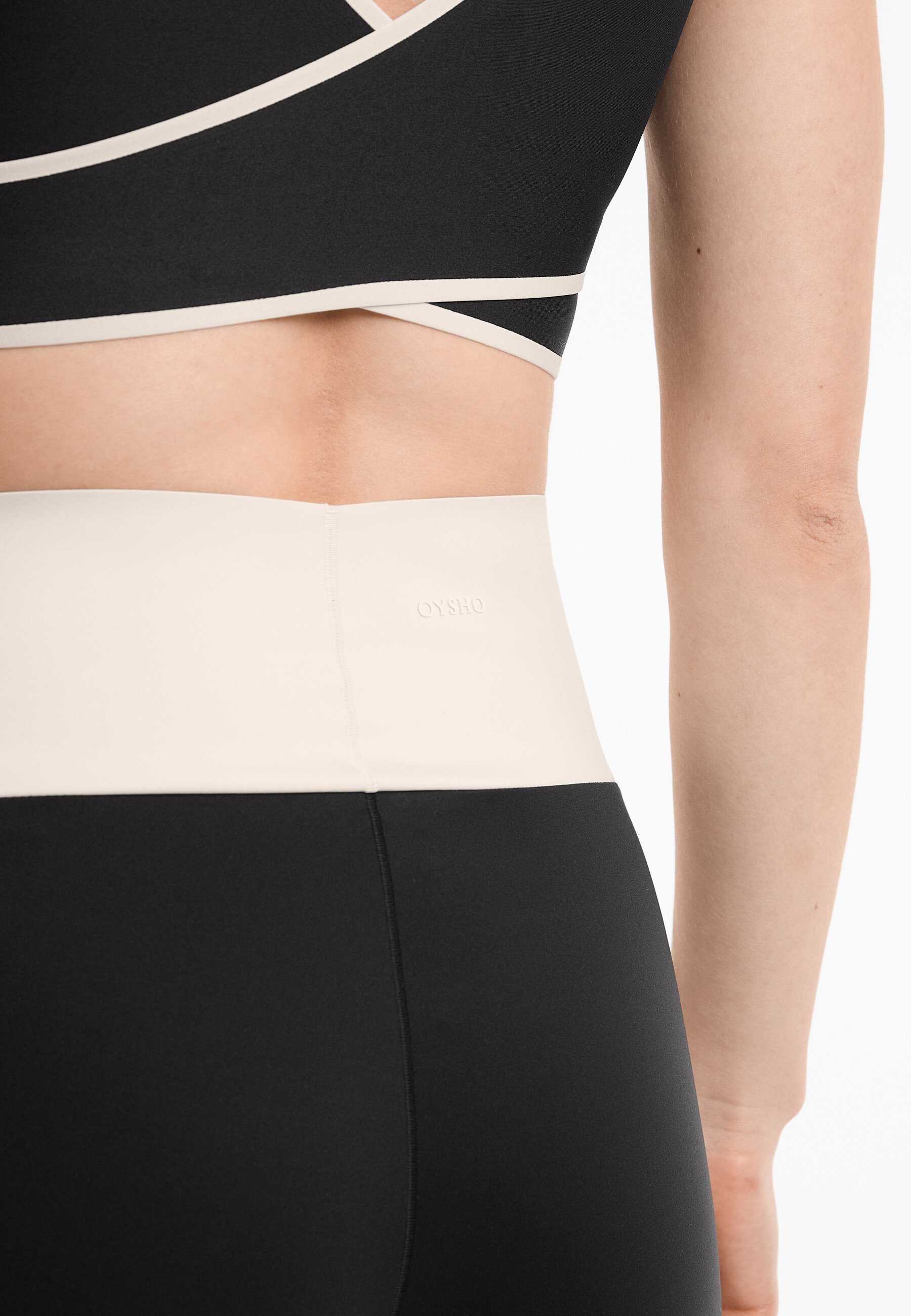 OYSHO PERFECT-ADAPT MAGAS DEREKŰ 10CM-ES HOT PANT V-CUT WAIST - Leggings - Nadrág - fekete