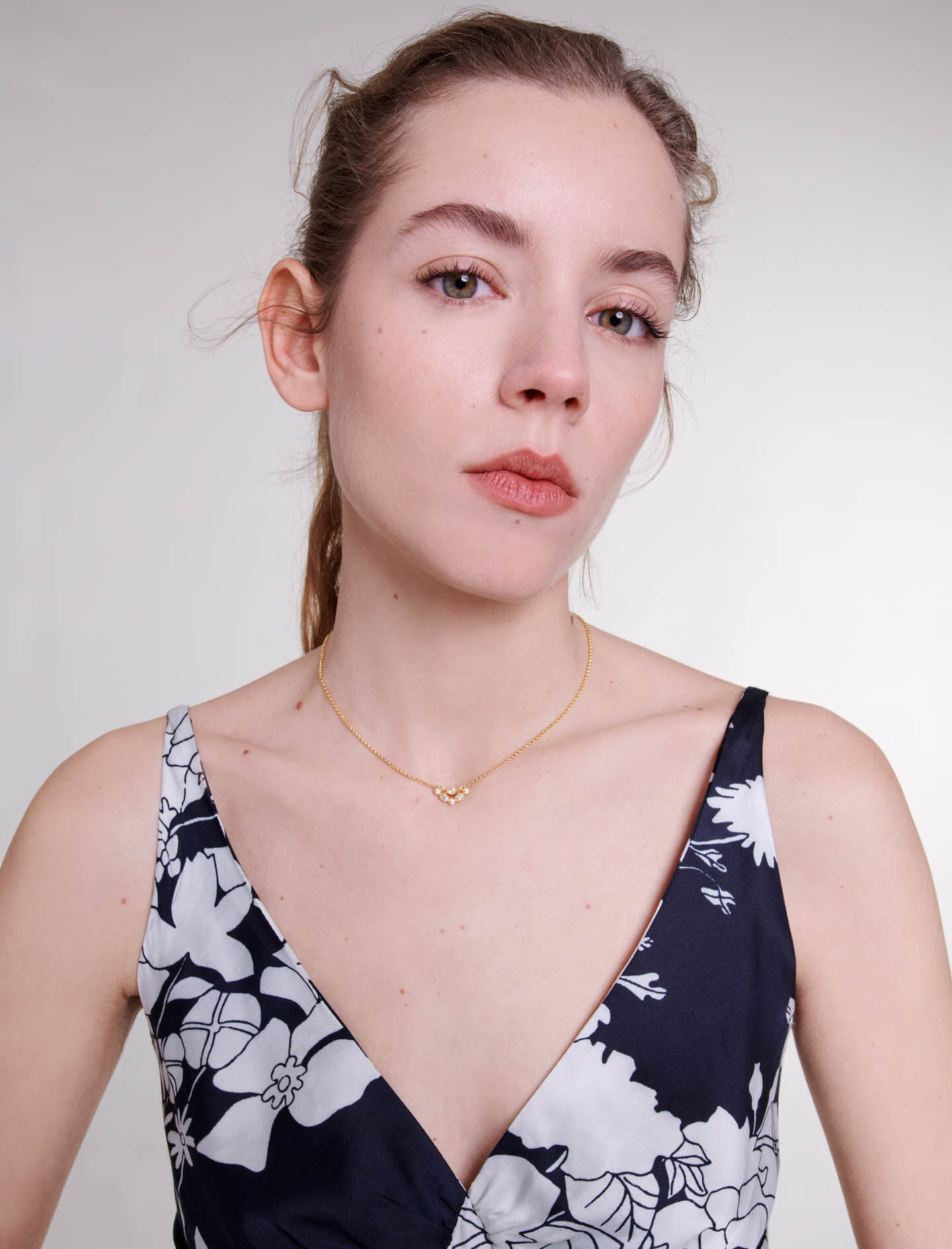 Lange jurk met opengewerkte details