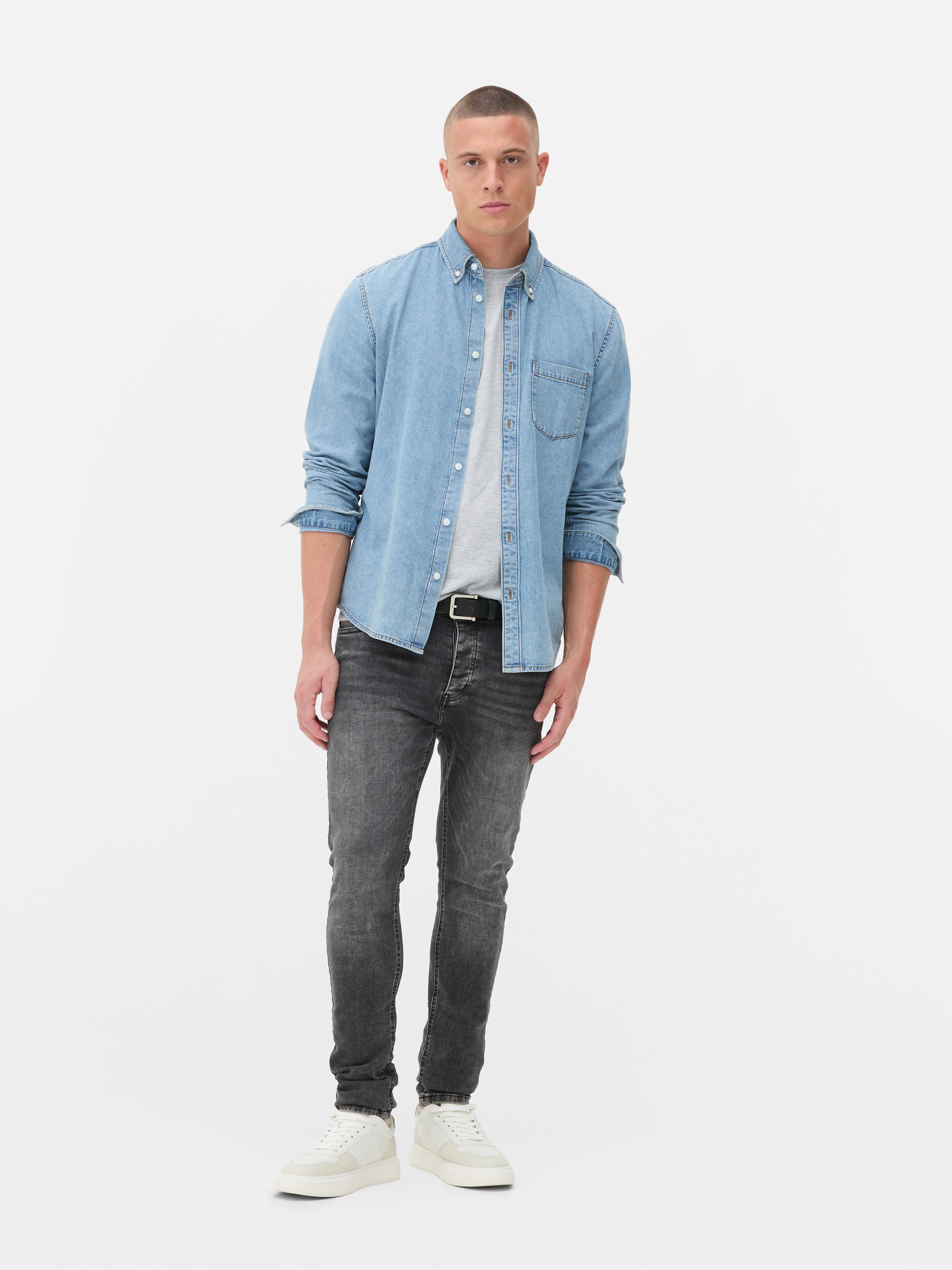 Blugi elastici, slim fit. Blugi mulați cu închidere cu nasturi, cinci buzunare și găici pentru curea.