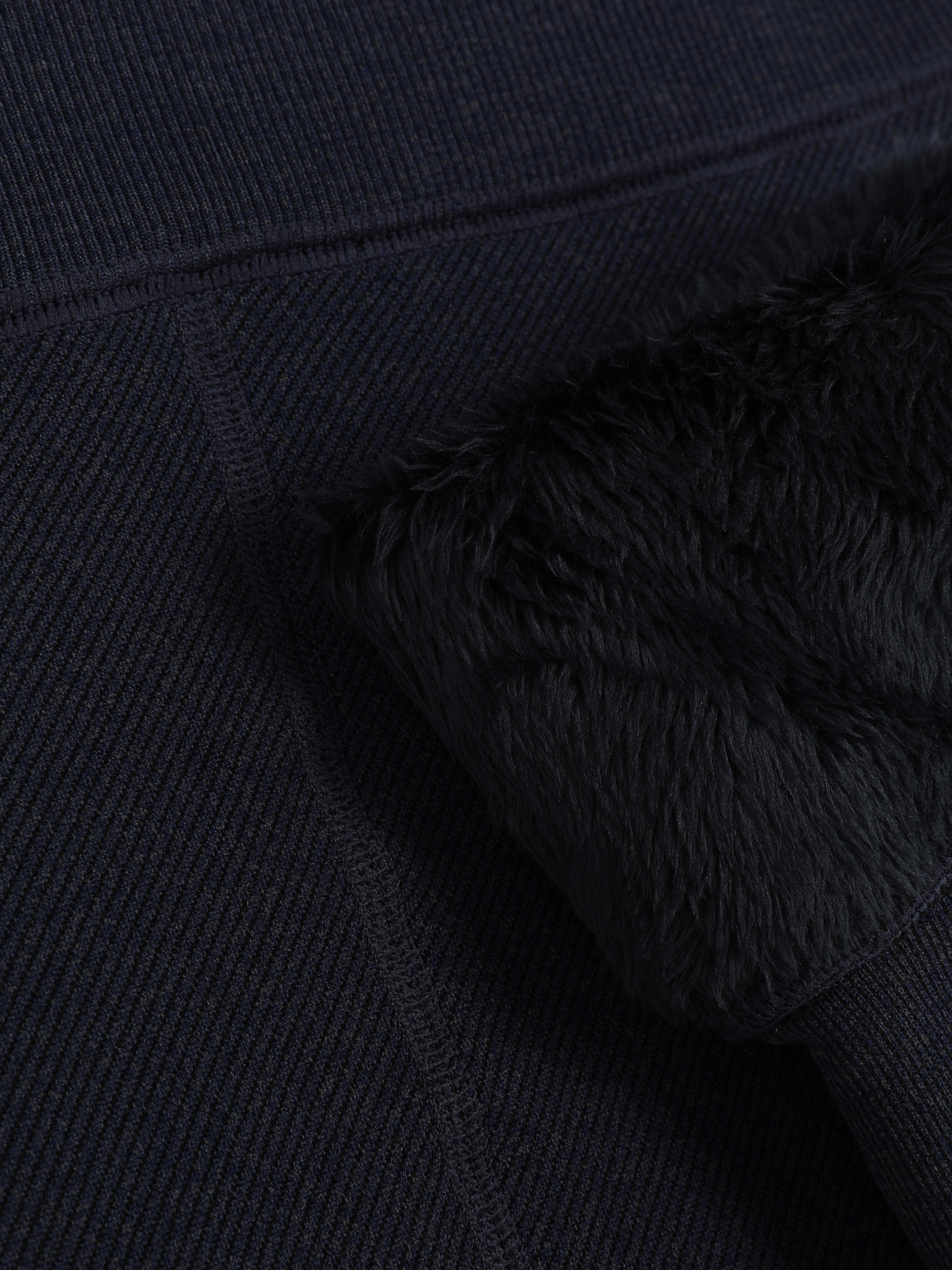 Colanți cu căptușeală catifelată și aspect denim. Acești colanți cu căptușeală moale și aspect denim reprezintă combinația perfectă între confort și stil.