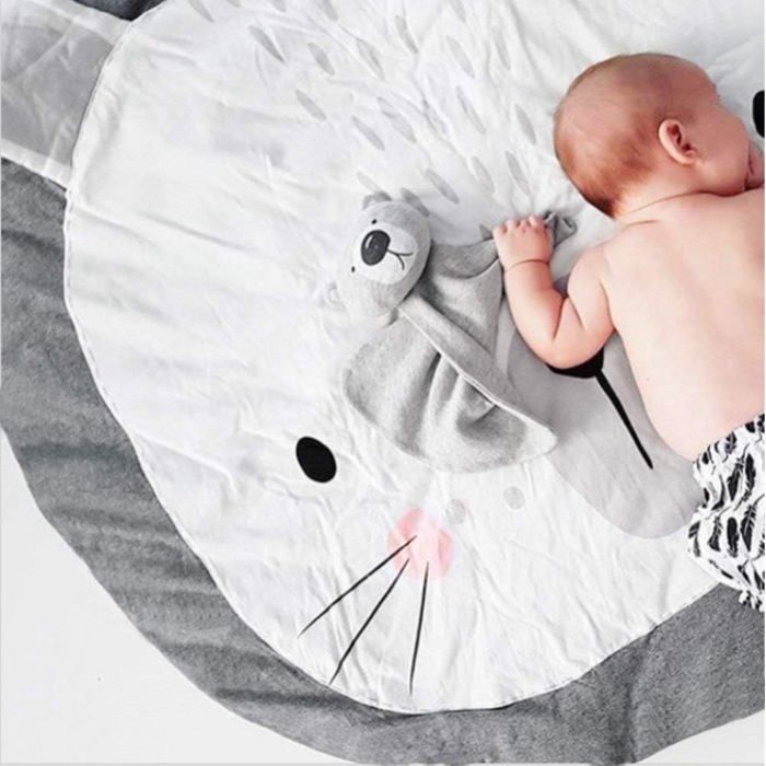 Ampio e morbido tappetino da gioco imbottito in cotone per bambini, di dimensioni 90 x 90 cm, ideale per creare aree gioco sicure.