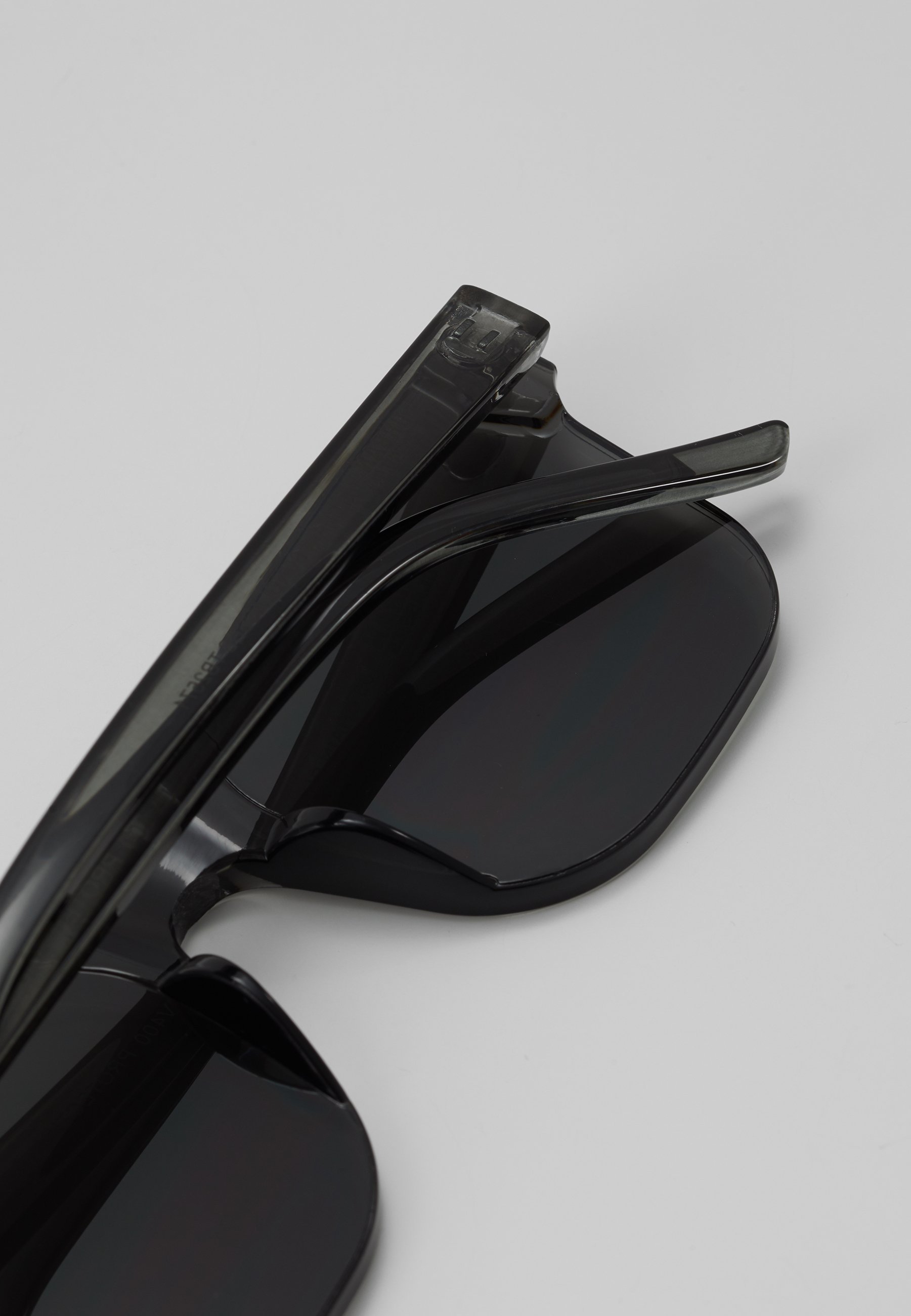 Lunettes de soleil Urban Classics à chaîne - noires