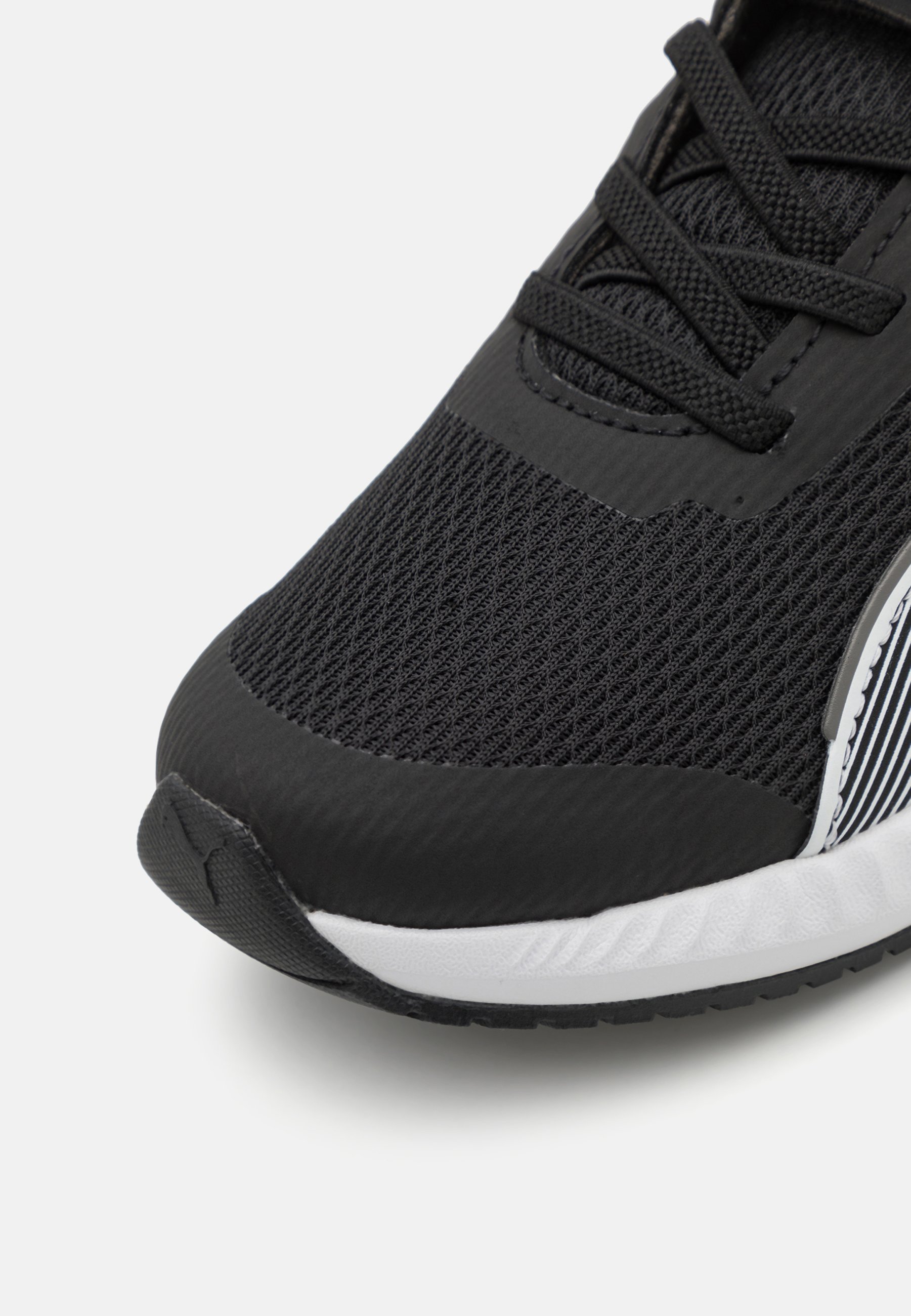 Puma FLYER 3 UNISEX - Hardloopschoenen voor op de weg - zwart