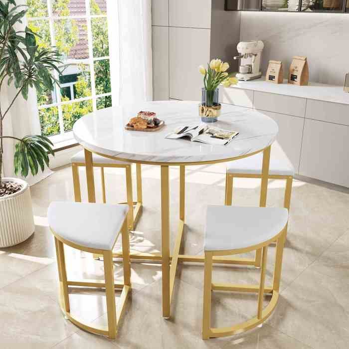 Juego de mesa de comedor blanca con 4 sillas de terciopelo - Tablero de MDF y estructura de hierro dorado, estilo moderno y lujoso.
