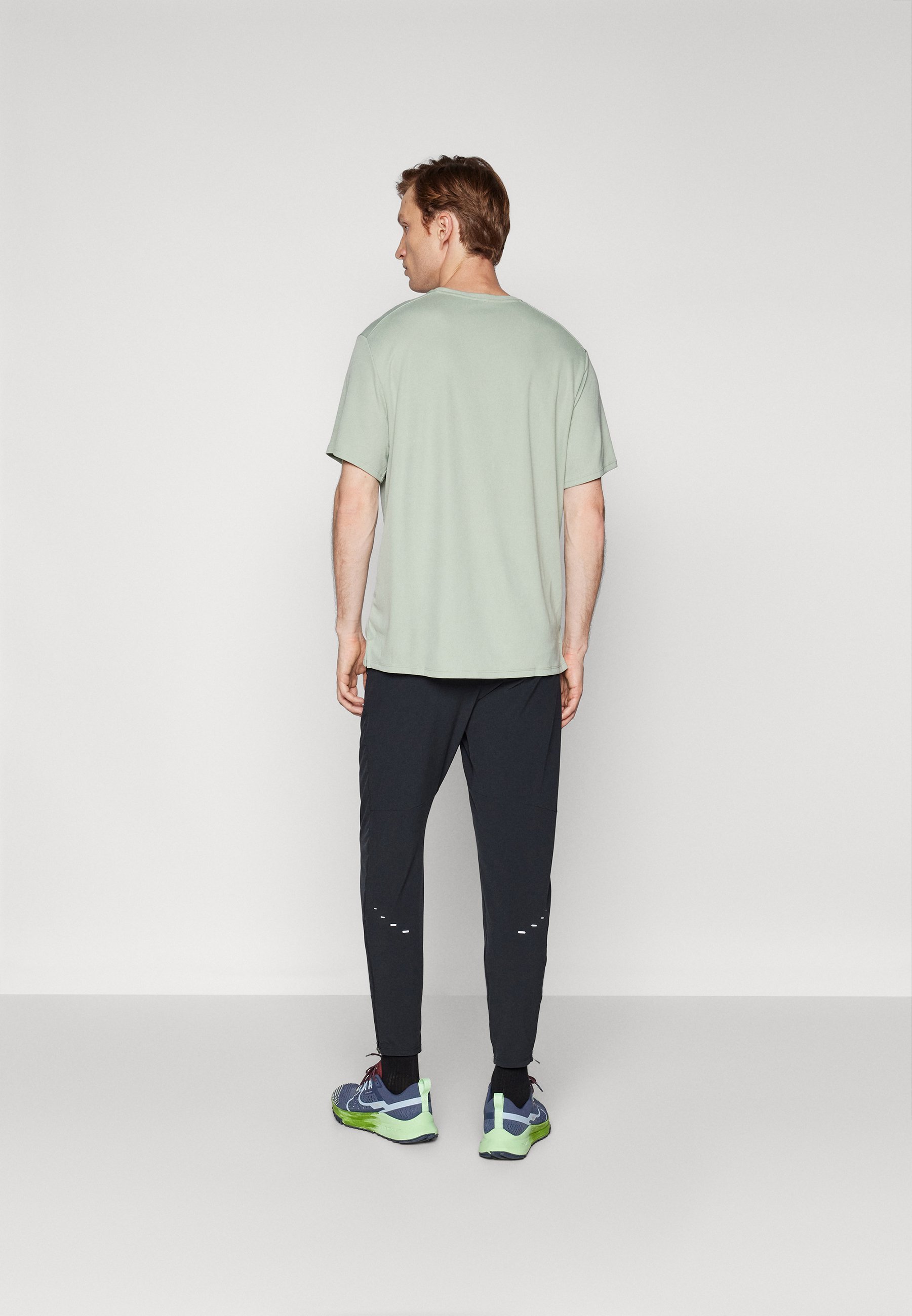 Nike Performance STRIDE - Pantaloni della tuta - nero/argento riflettente