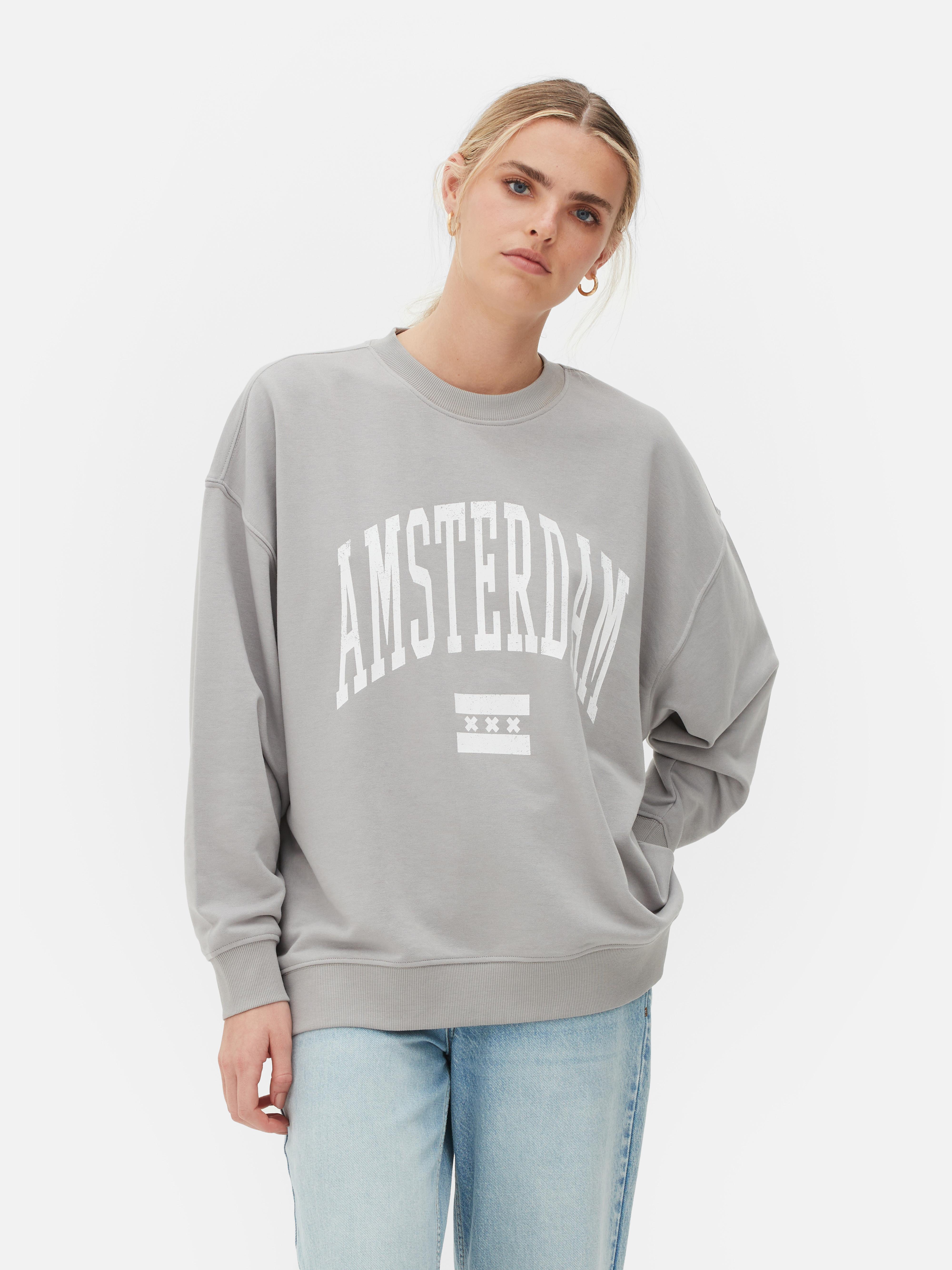 Ylisuuri Amsterdam-printticollegepaita Pue yllesi jotain mukavampaa tällä ylisuurella Amsterdam-collegepaidalla