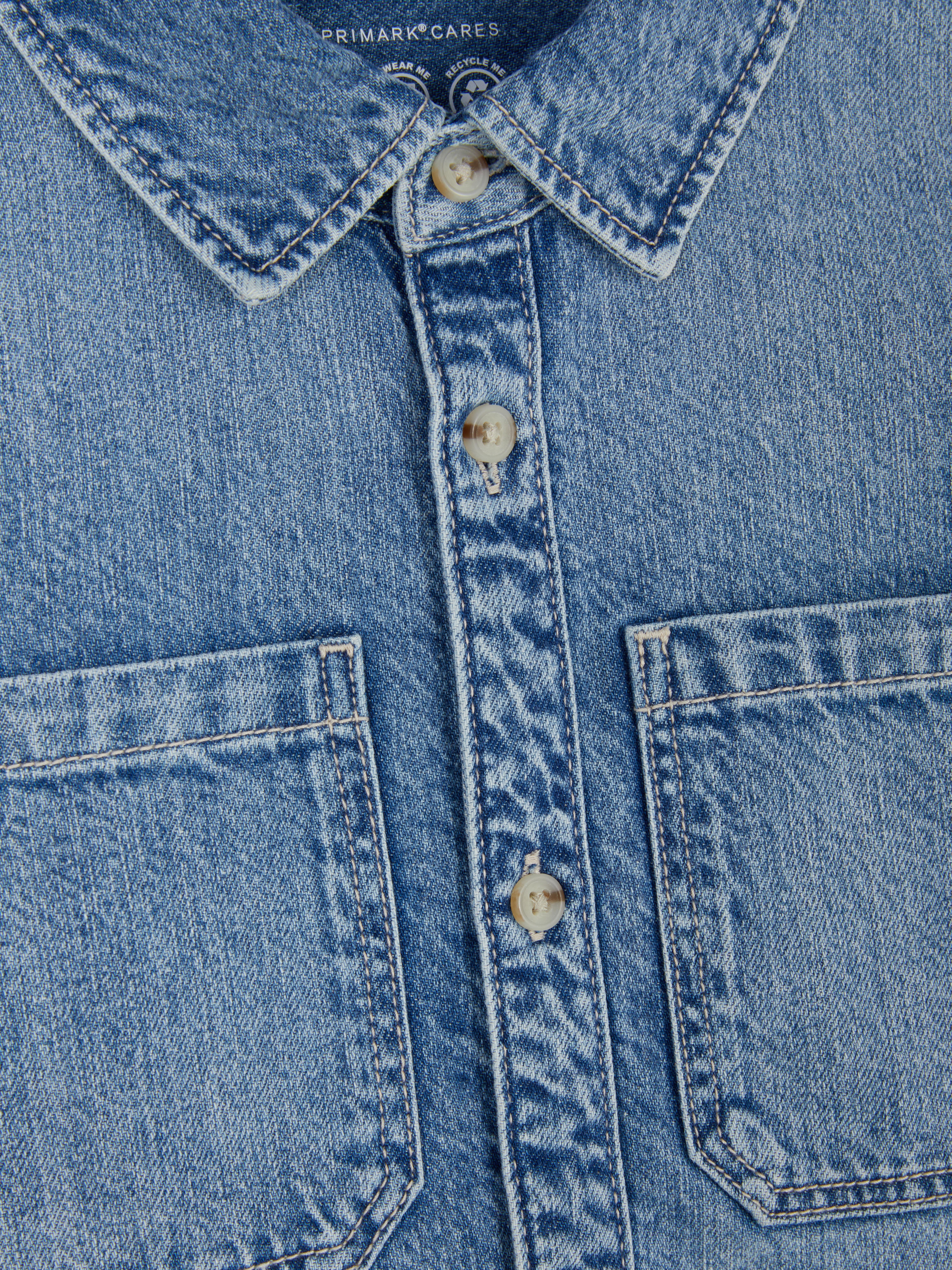 Langärmeliges Jeanshemd. Kleiden Sie Ihr Kind im Arbeitskleidungsstil mit diesem geknöpften Jeanshemd.
