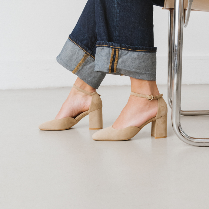 Babies à talons et bouts carrés  en velours beige
