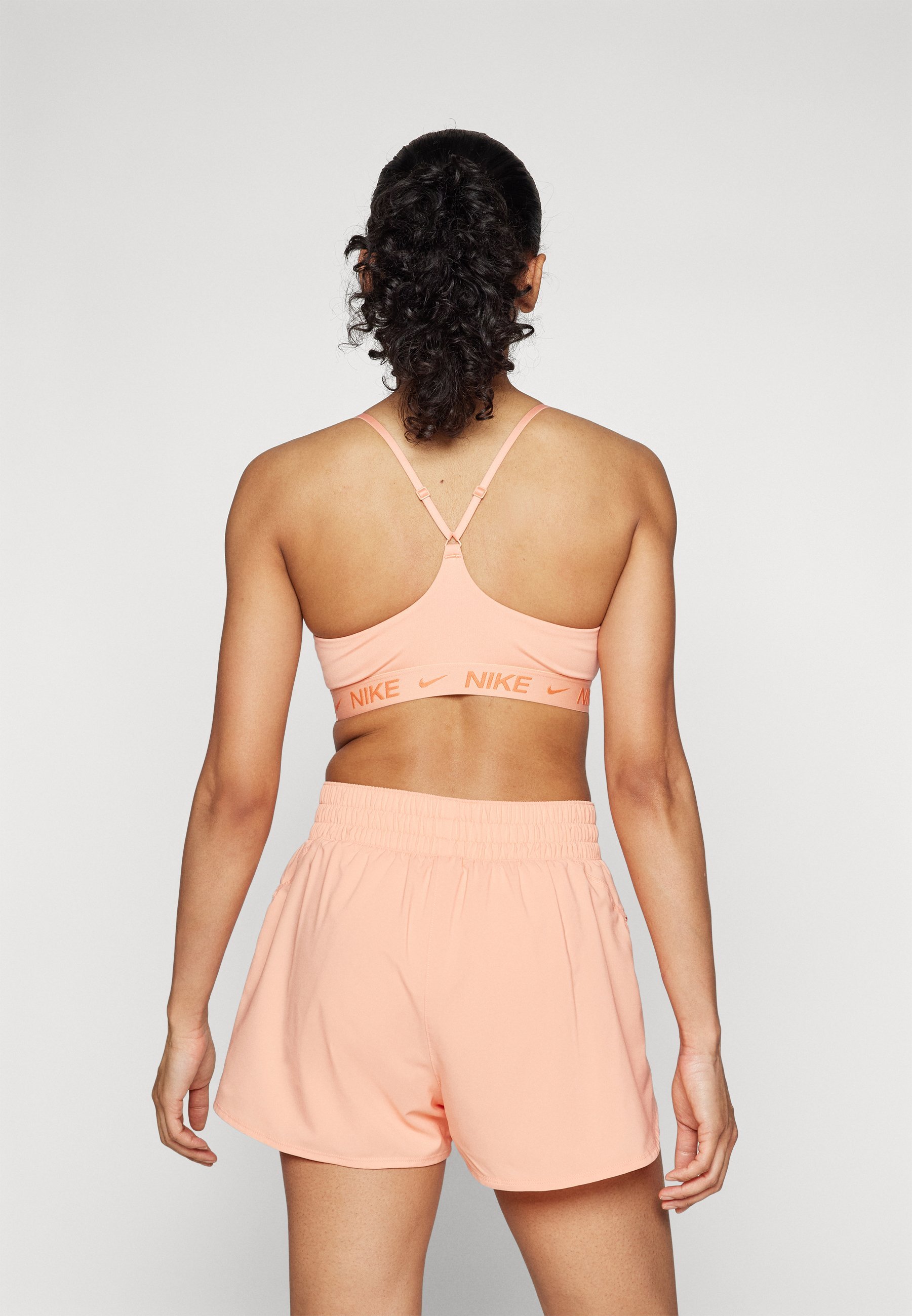 Nike Performance INDY BRA – Sport-BH mit leichter Stützfunktion – Aprikosenachat