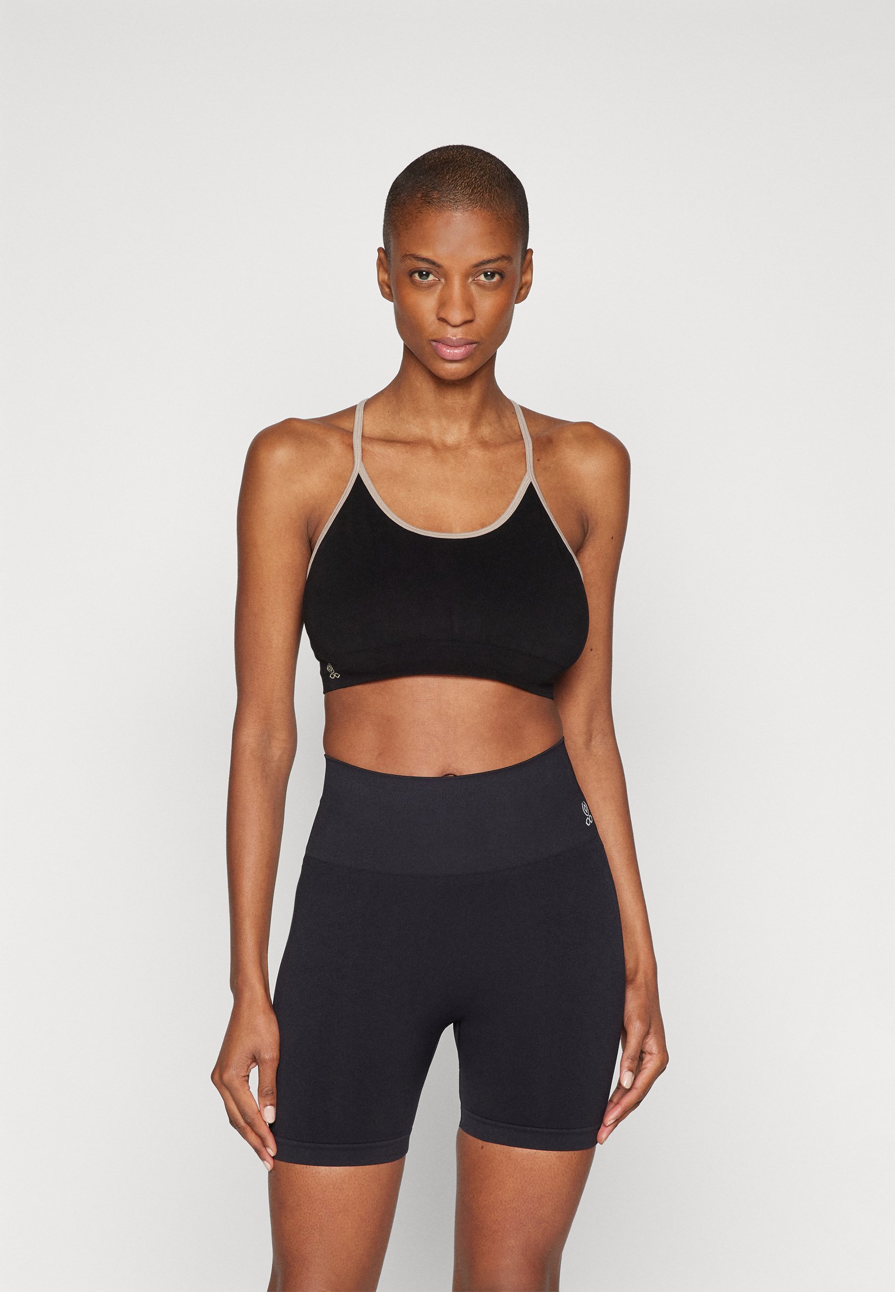 Yogasearcher DHARMA SEAMLESS BRA - Sportbeha met lichte ondersteuning - zwart