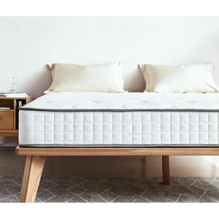 Lit double en bois + Matelas + Couette + deux Oreillers