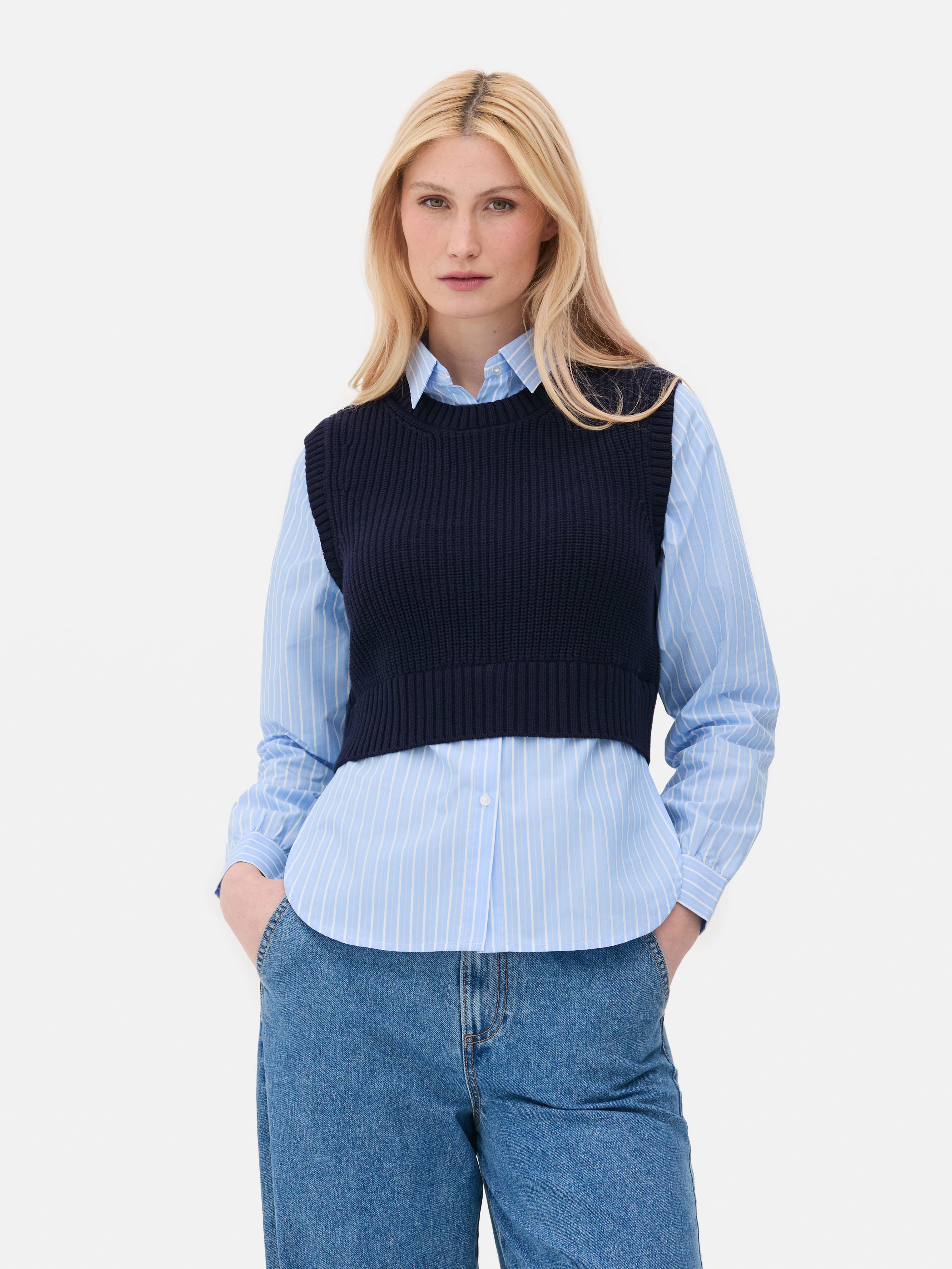 2-in-1-Hemd und -Top. Ein gestreiftes Hemd und ein geripptes Tanktop in einer stylischen Kombination.