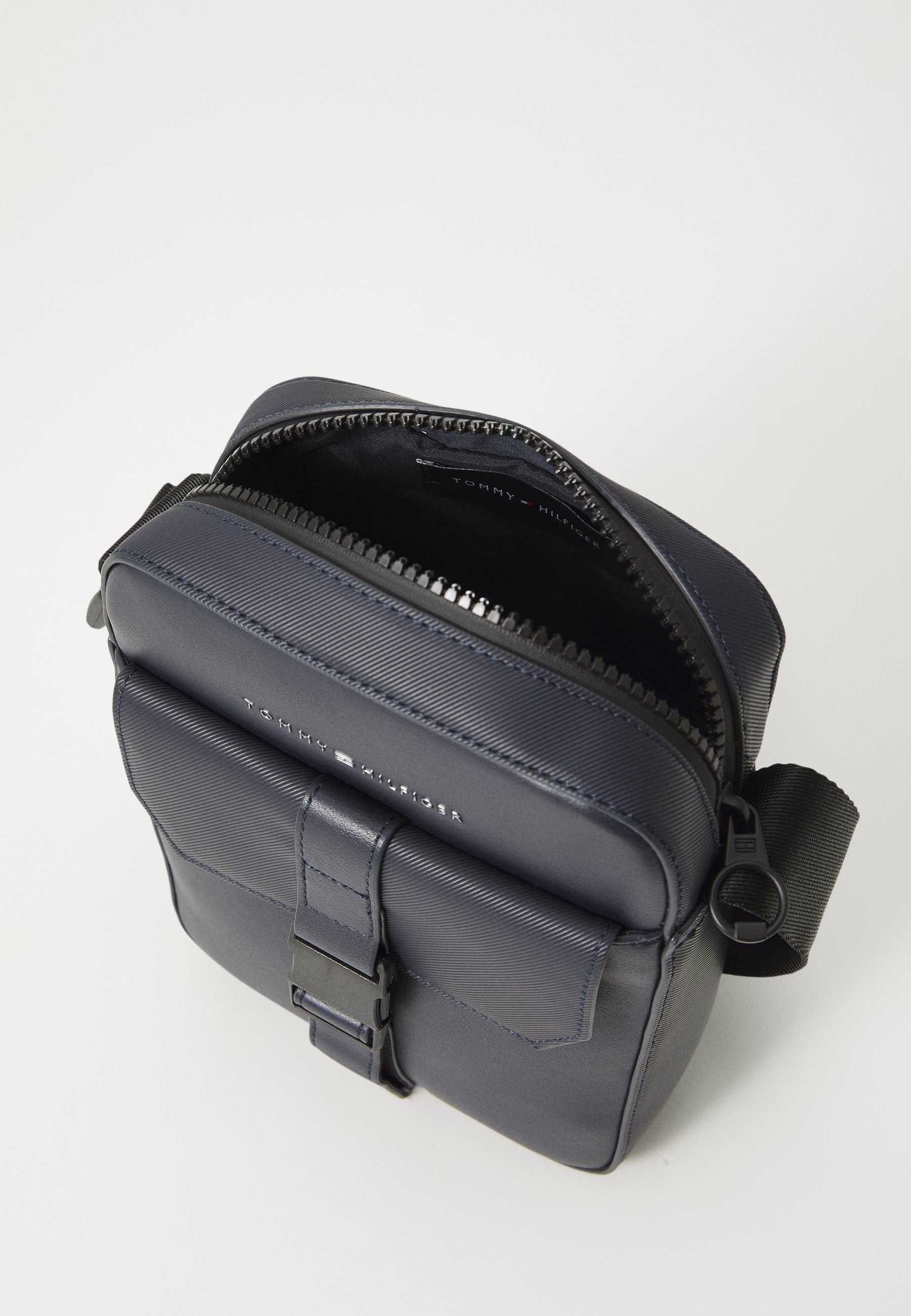 Tommy Hilfiger FOUNDATION MINI REPORTER - Torba čez telo - vesoljsko modra
