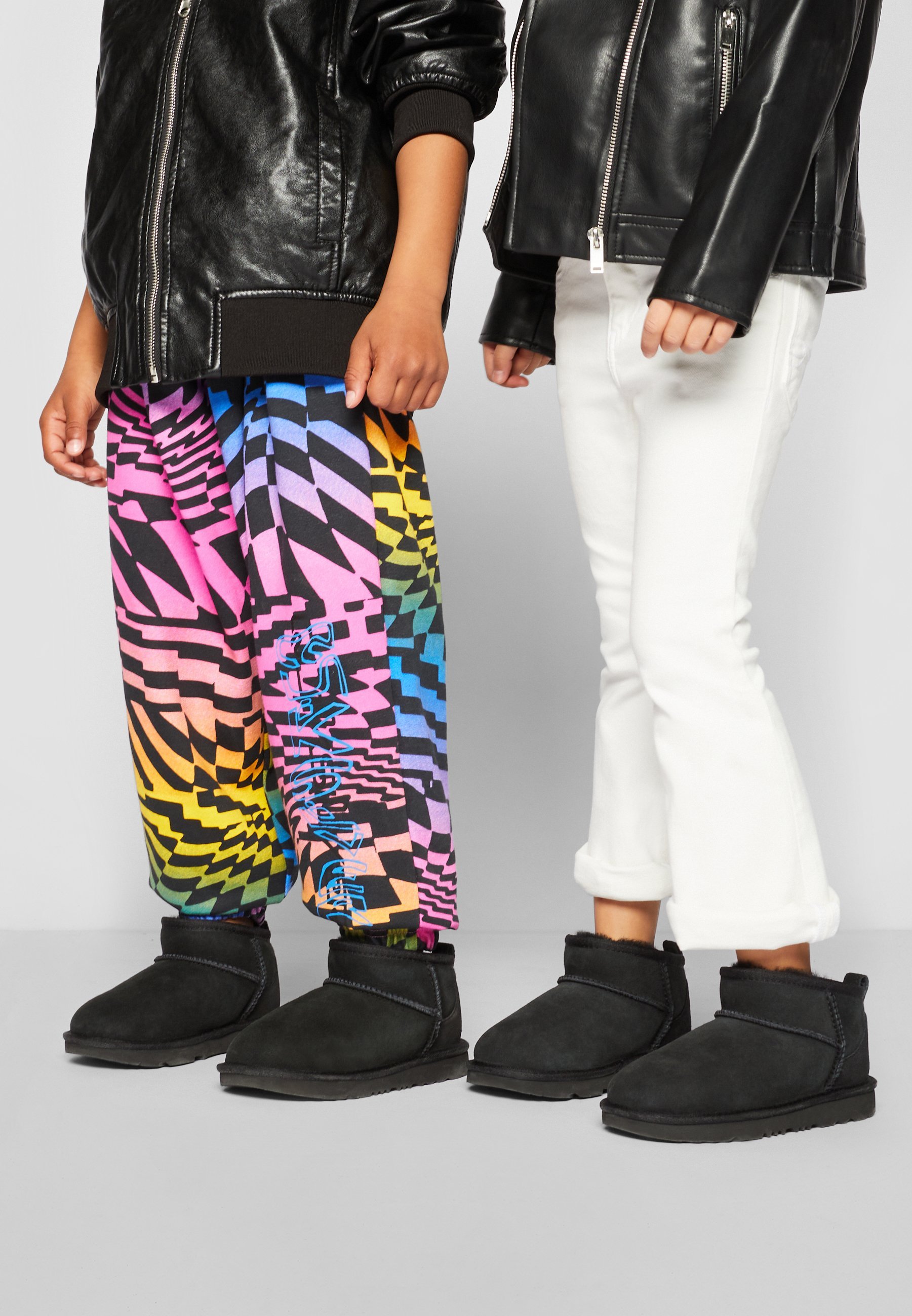 UGG CLASSIC ULTRA MINI UNISEX - Klasické kotníkové boty - black