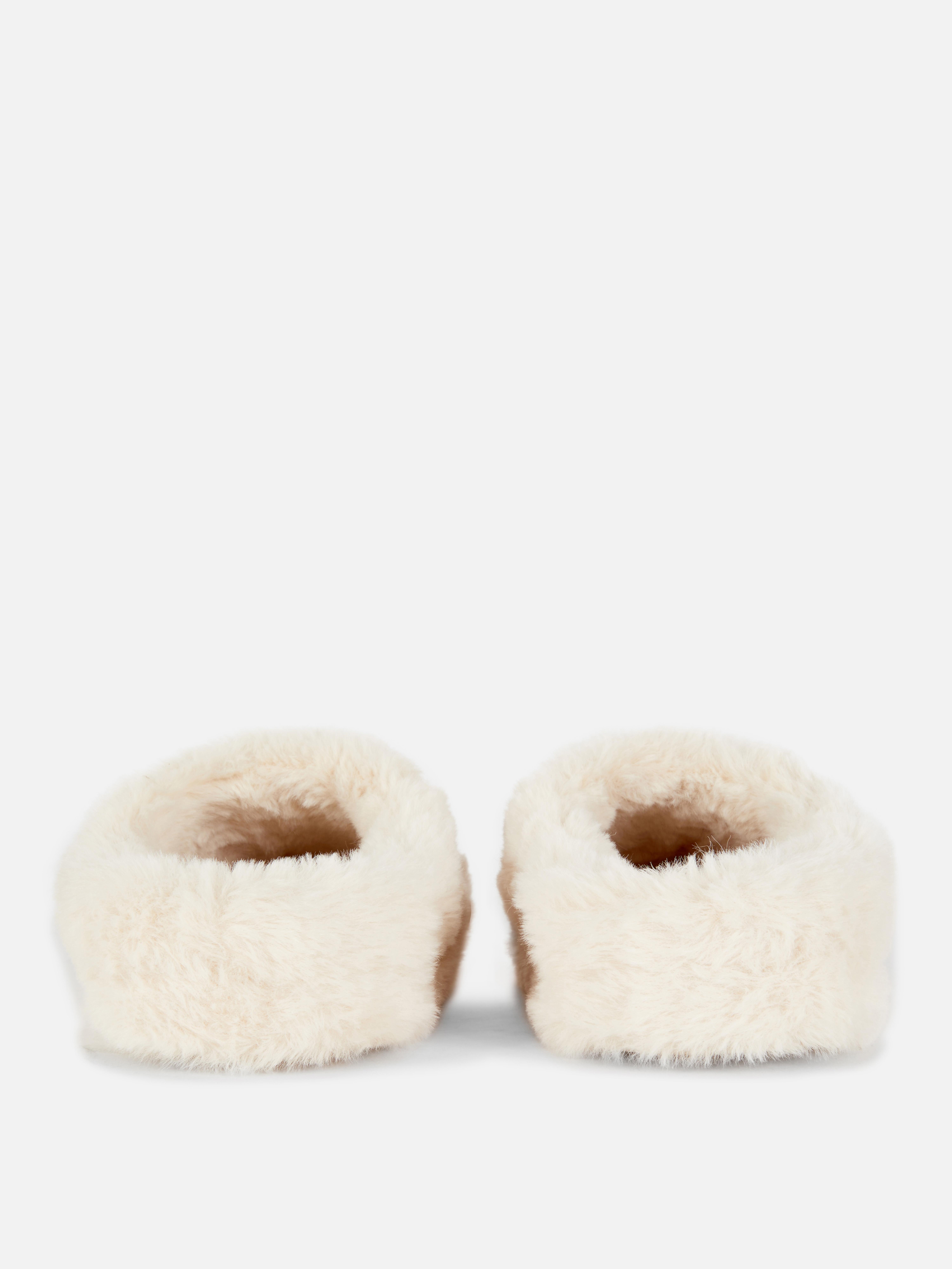 Papuci din blană artificială. Atingeți un nou nivel de confort cu aceste slip-ons pufoase.