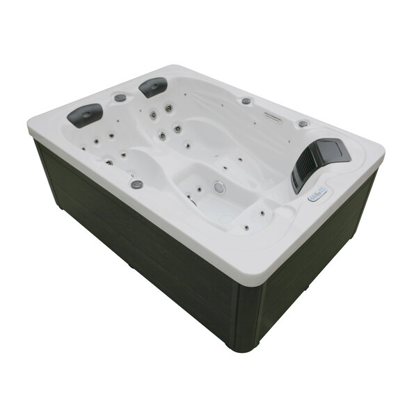 Banheira de hidromassagem externa em mármore branco, com 2 espreguiçadeiras.
