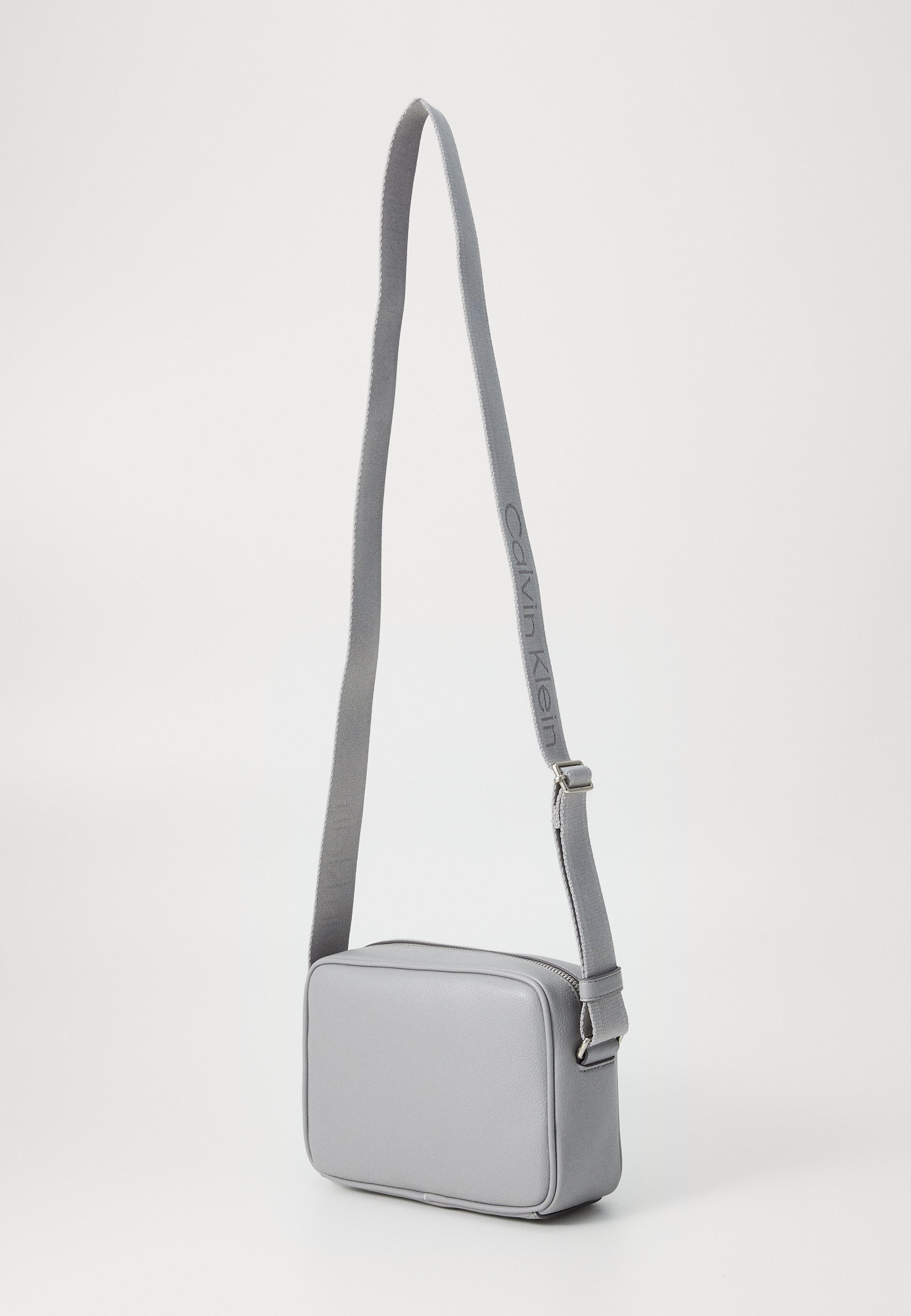 Calvin Klein WEBBING STRAP CAMERA BAG - Kabelka přes rameno - formal gray