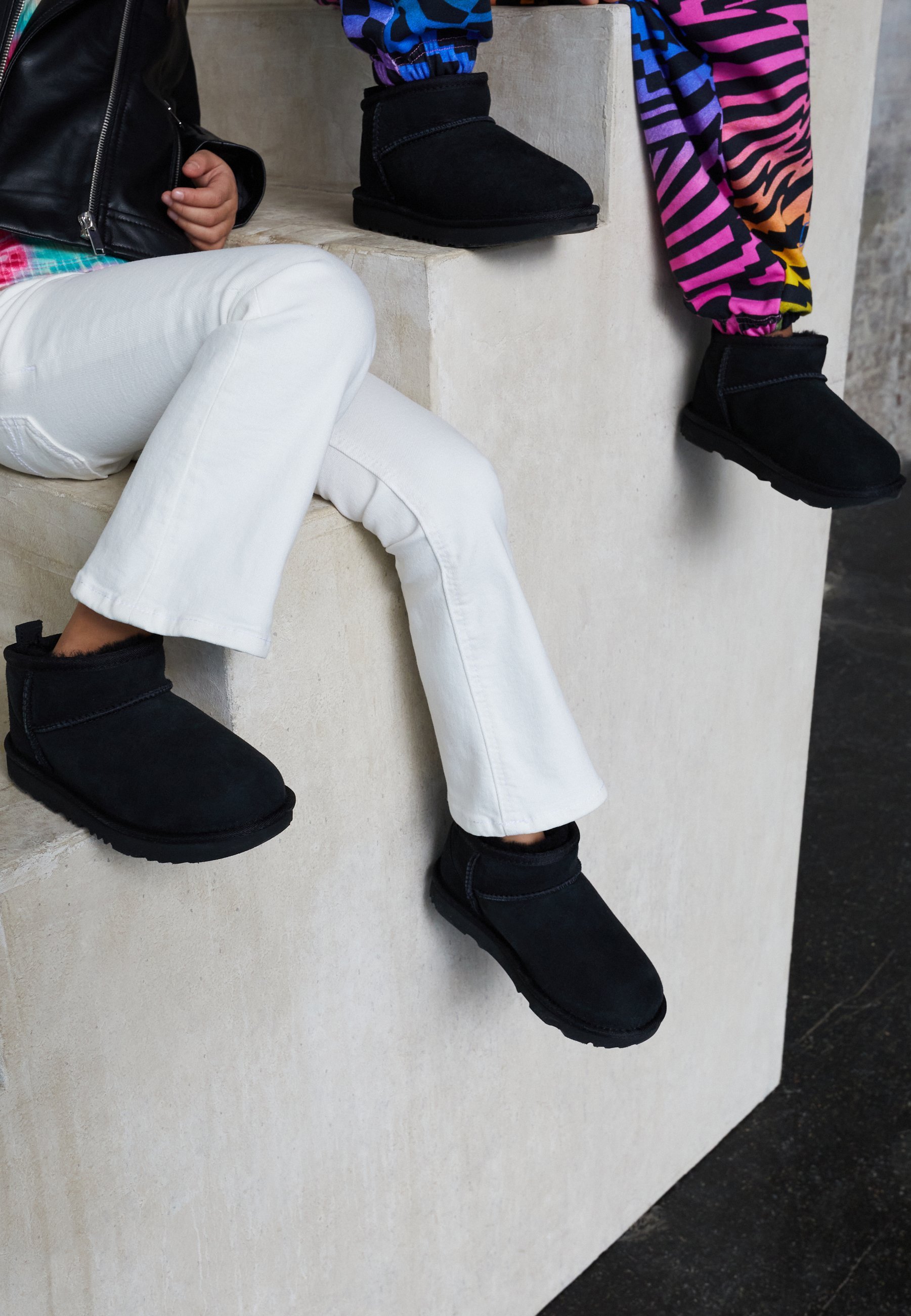 UGG CLASSIC ULTRA MINI UNISEXE - Bottines classiques - noires