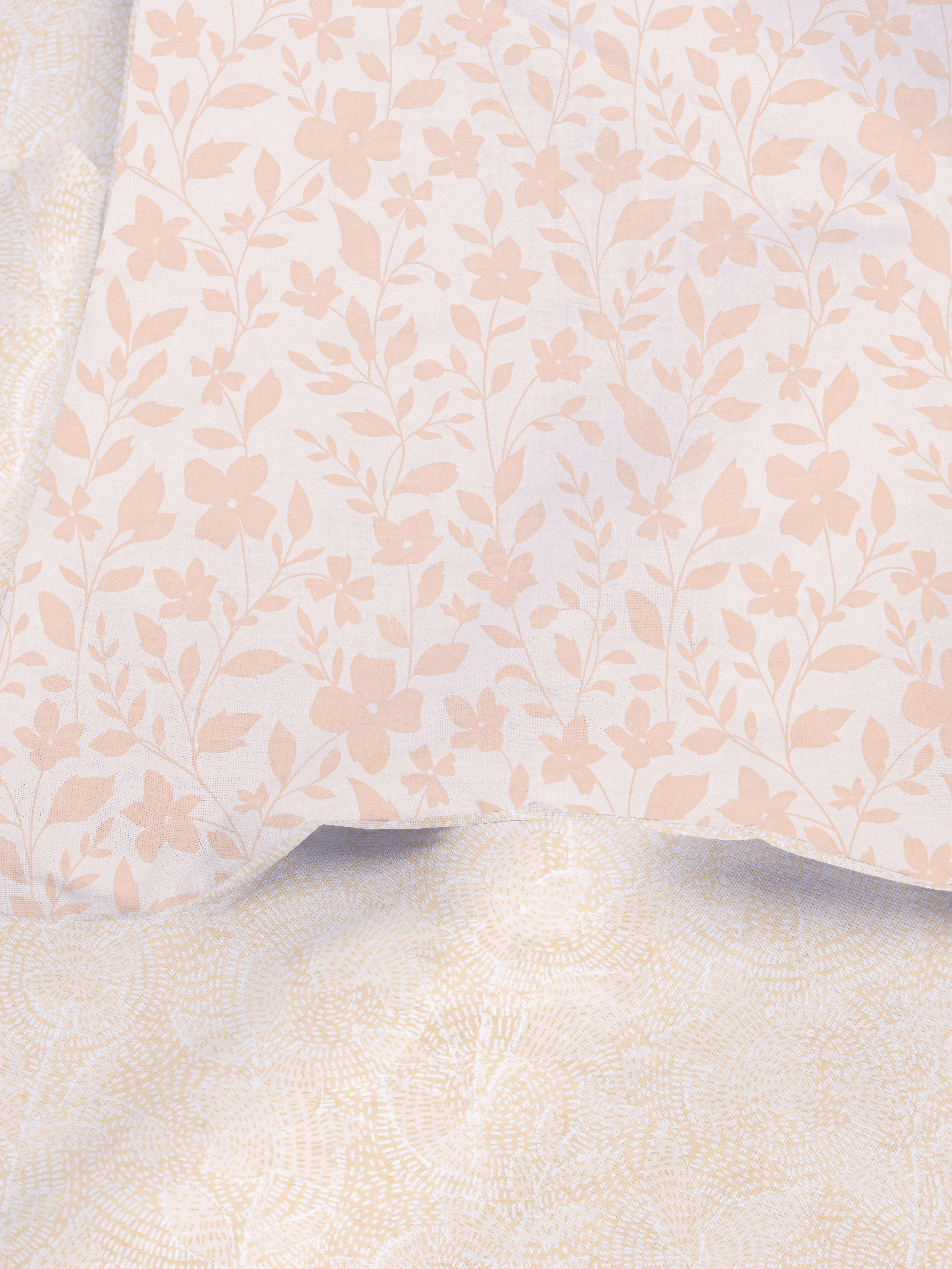 Set de husă de pilotă dublă cu model floral reversibil. O husă de pilotă dublă cu un design floral și geometric.