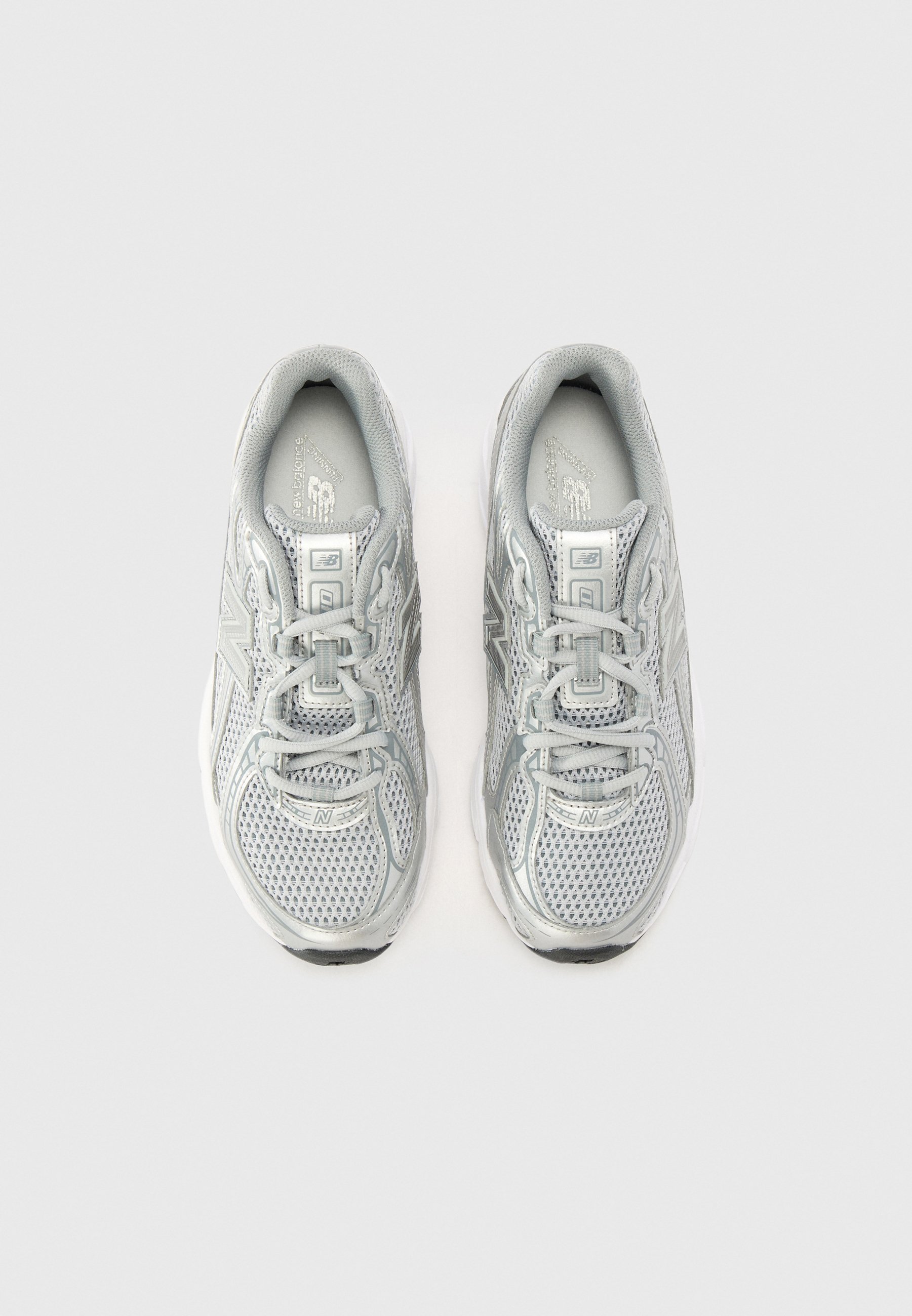 New Balance 740 - Sneaker - Raincloud