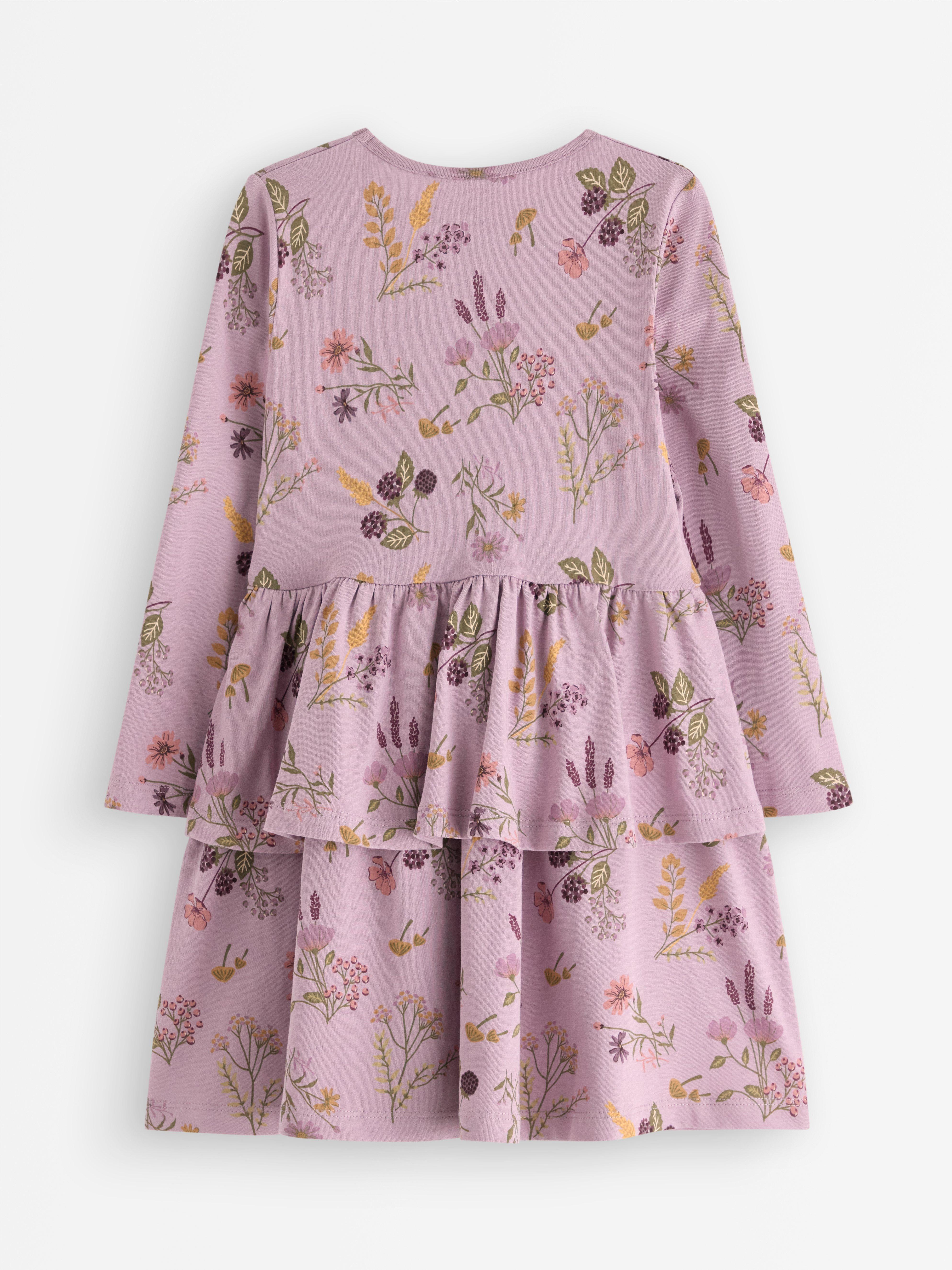 Vestido de mangas compridas na cor lilás claro.
