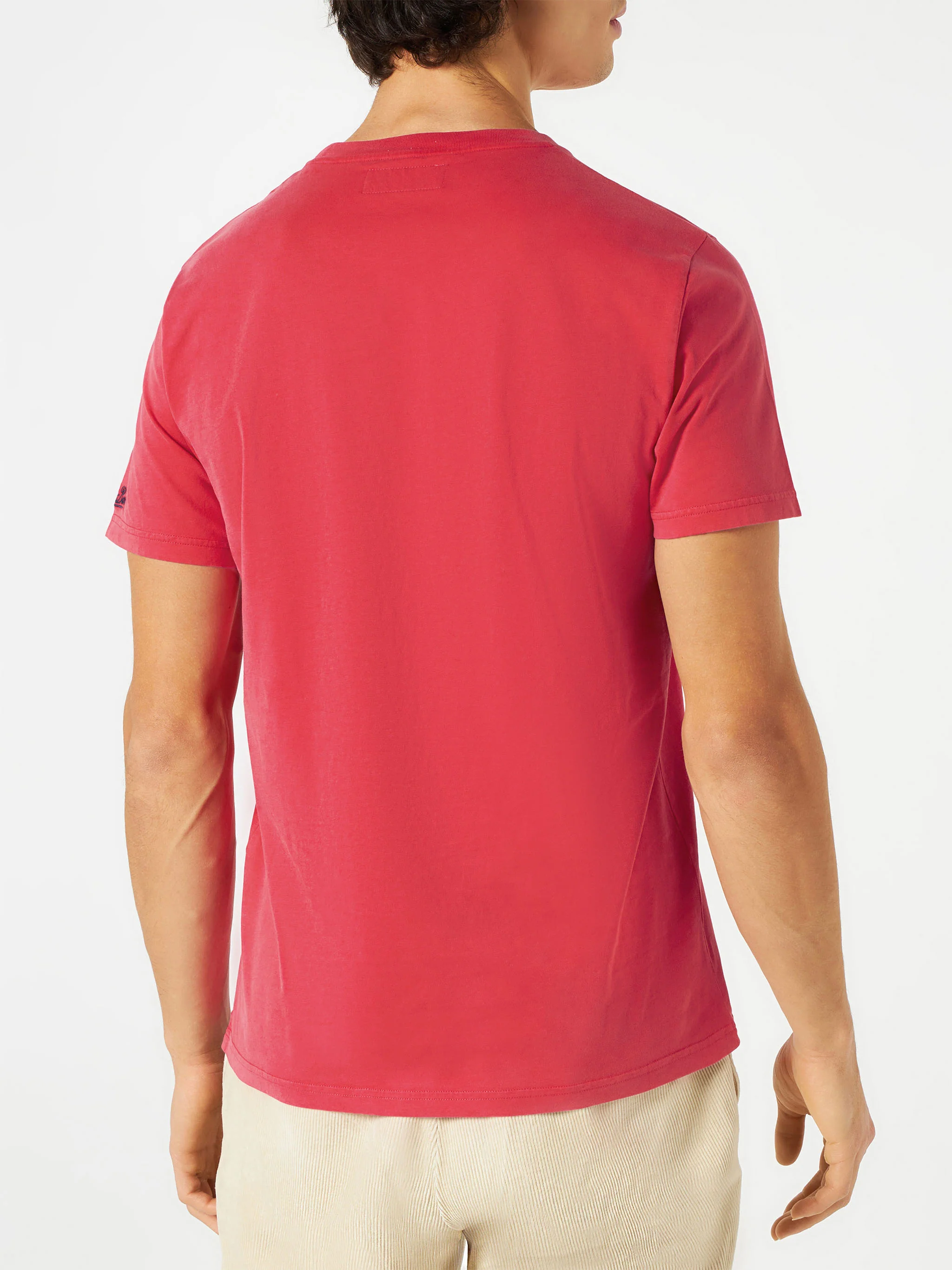 Camiseta roja con estampado del año pasado