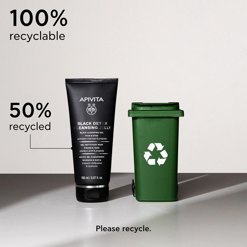Gel de limpeza Apivita Cleansing Black Detox com carvão ativado para o rosto e área dos olhos.