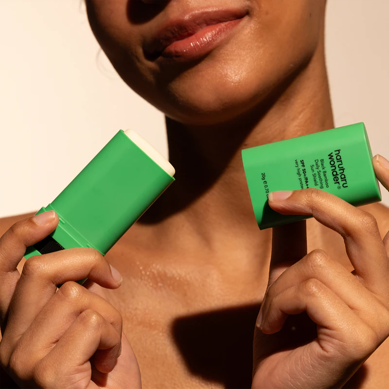 Protetor solar em bastão Haruharu Wonder Black Bamboo Daily Soothing Sun Shield.