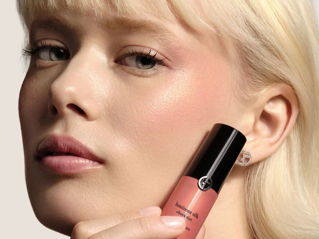 Dlhotrvajúci tekutý odtieň na líca Luminous Silk Luxusné lícenky