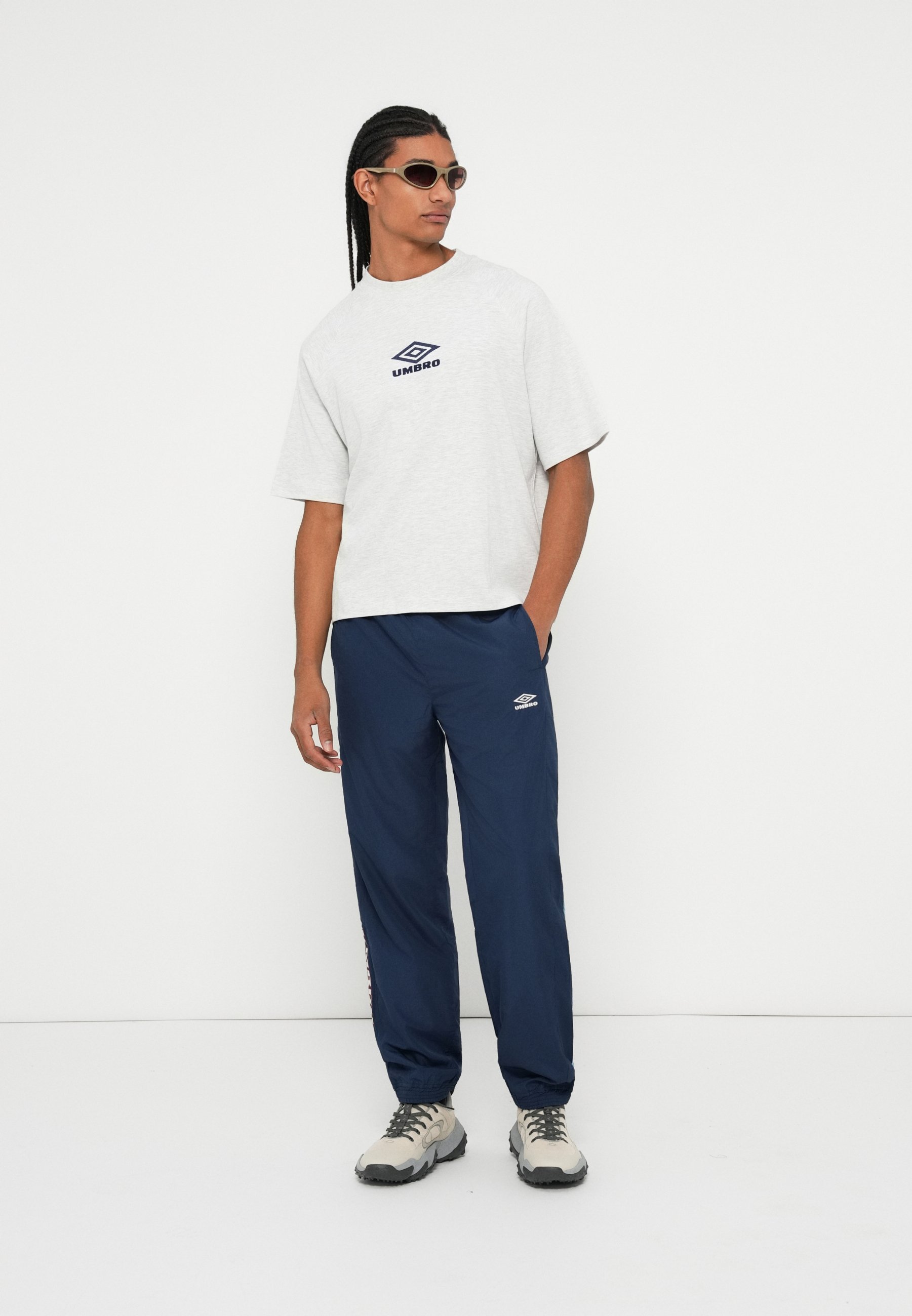 Pantaloni da tuta Umbro RELAXED - Pantaloni da tuta - blu scuro/blu vista