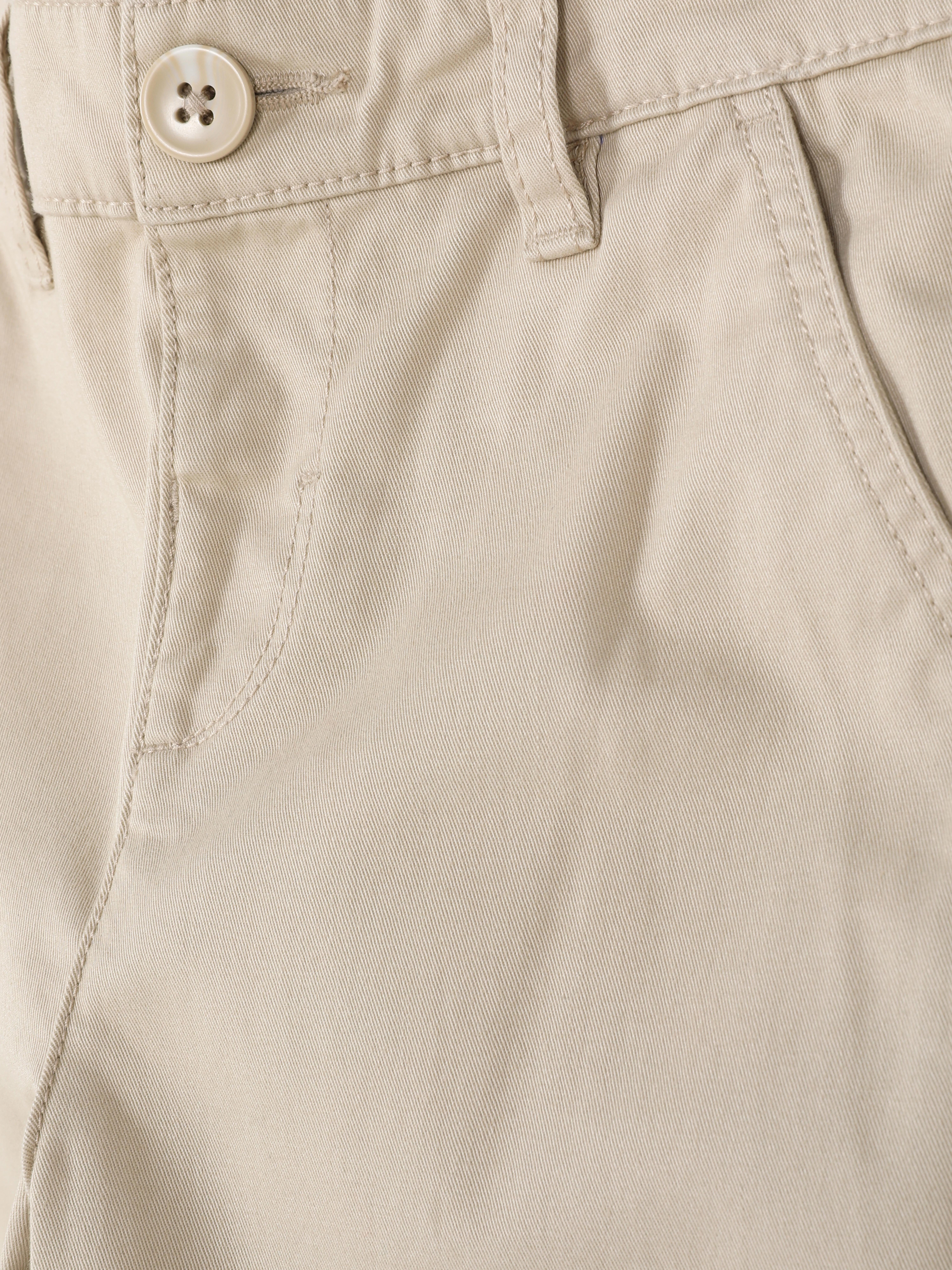 Pantaloni chino pentru băieți. Acești pantaloni chino cu găici pentru curea, detalii cu buzunare și croi drept își au locul în garderoba lor elegantă.