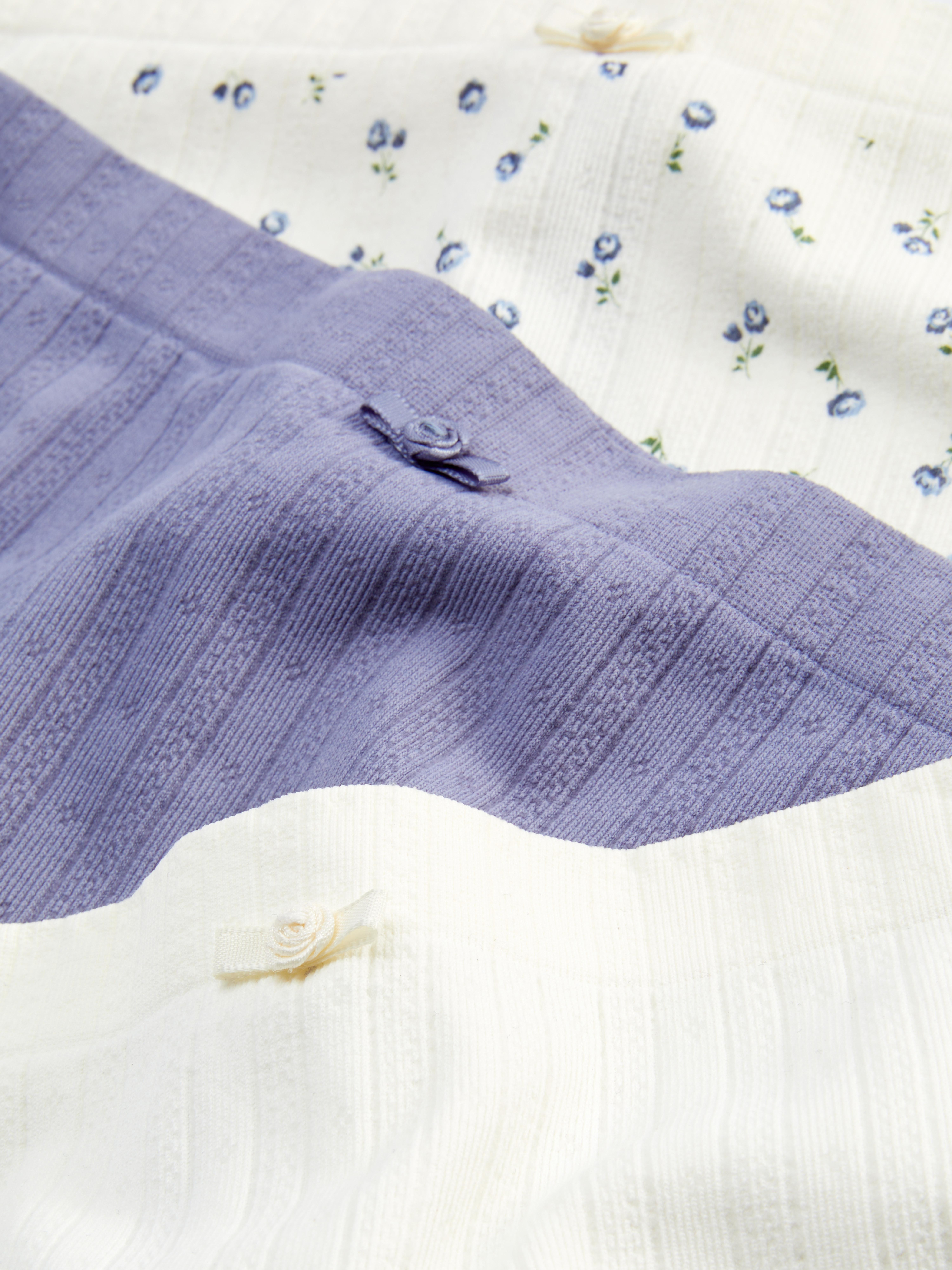 Pantaloni scurți cu talie înaltă și modele ajurate, set de 3. Trei pantaloni scurți cu modele diferite.