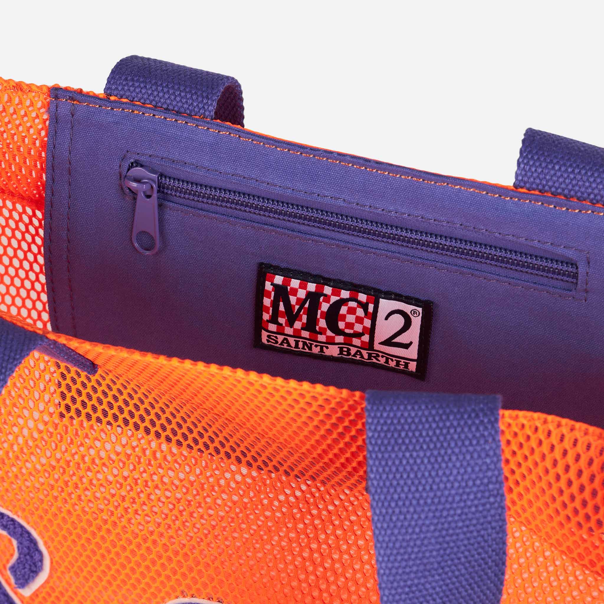 Oranje mesh shopper tas met badstof borduurwerk aan de voorkant