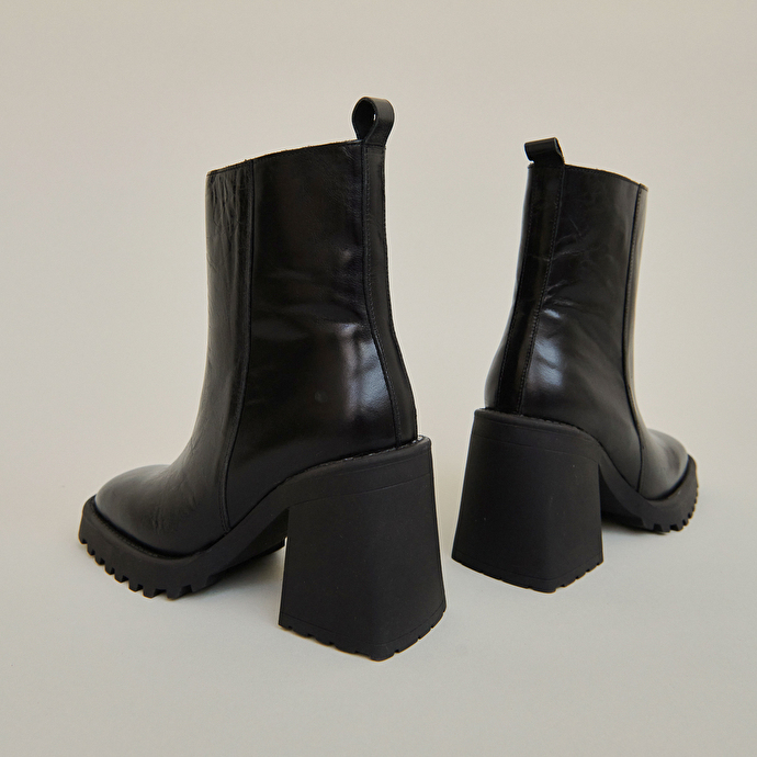 Bottines à semelles crantées et bouts carrés  en cuir noir