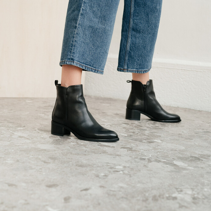 Bottines à talons et bouts pointus  en cuir noir
