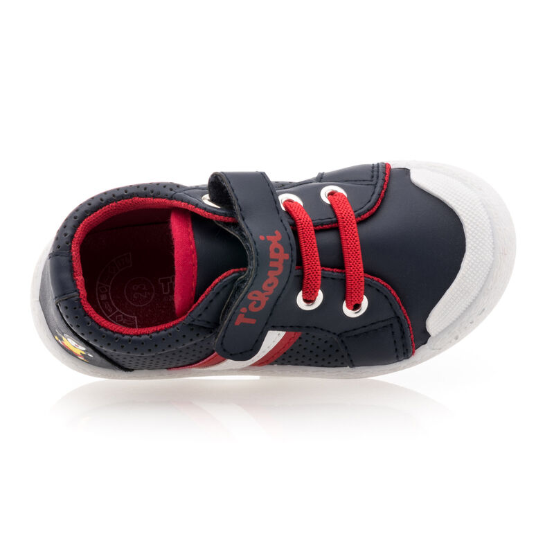 Blaue Turnschuhe für Jungen