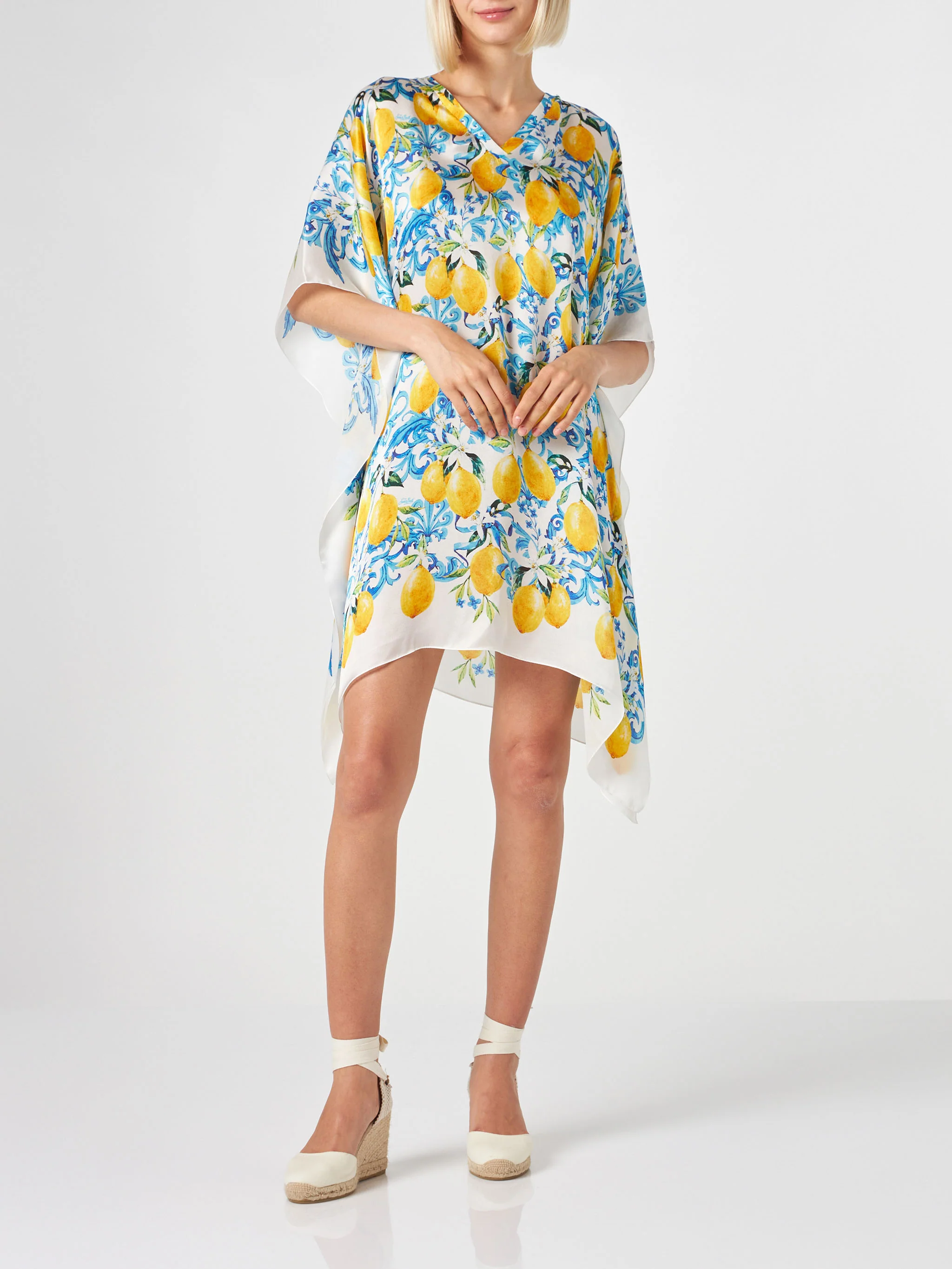 Zijden kaftan met citroen- en majolica-print.