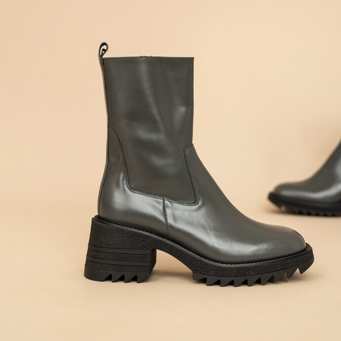 Boots à talons et semelles crantées  en cuir glacé anthracite