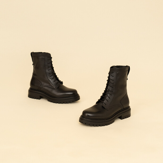 Boots à lacets et semelles crantées  en cuir noir