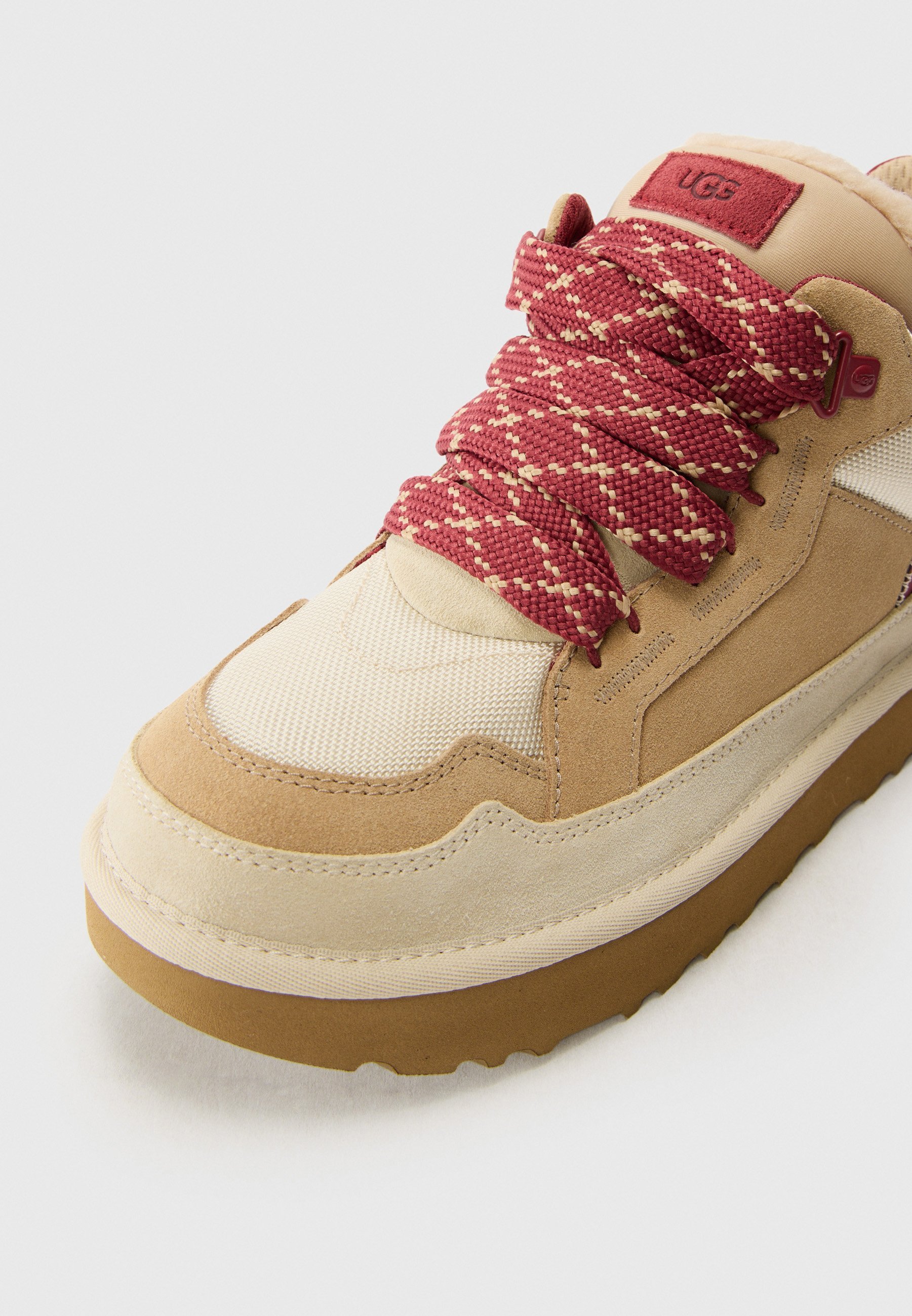 Baskets UGG LOWMEL - coloris bois flotté/rouge cyclisme